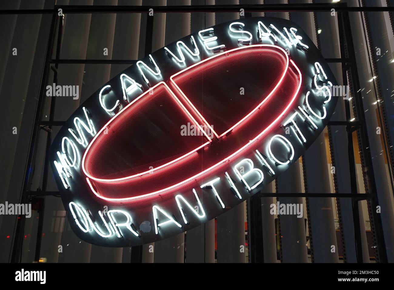 Letrero publicitario, Wellcome Building, Londres, que ilustra la lucha para combatir la resistencia a los antibióticos Foto de stock