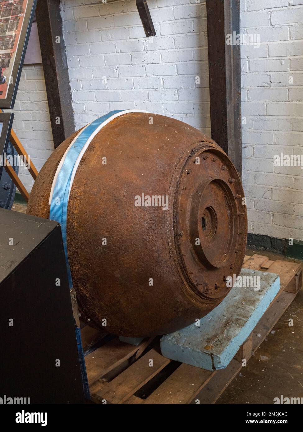 Un prototipo de la bomba que rebota de Barnes Wallis en el Museo Brooklands, Surrey, Reino Unido. Foto de stock