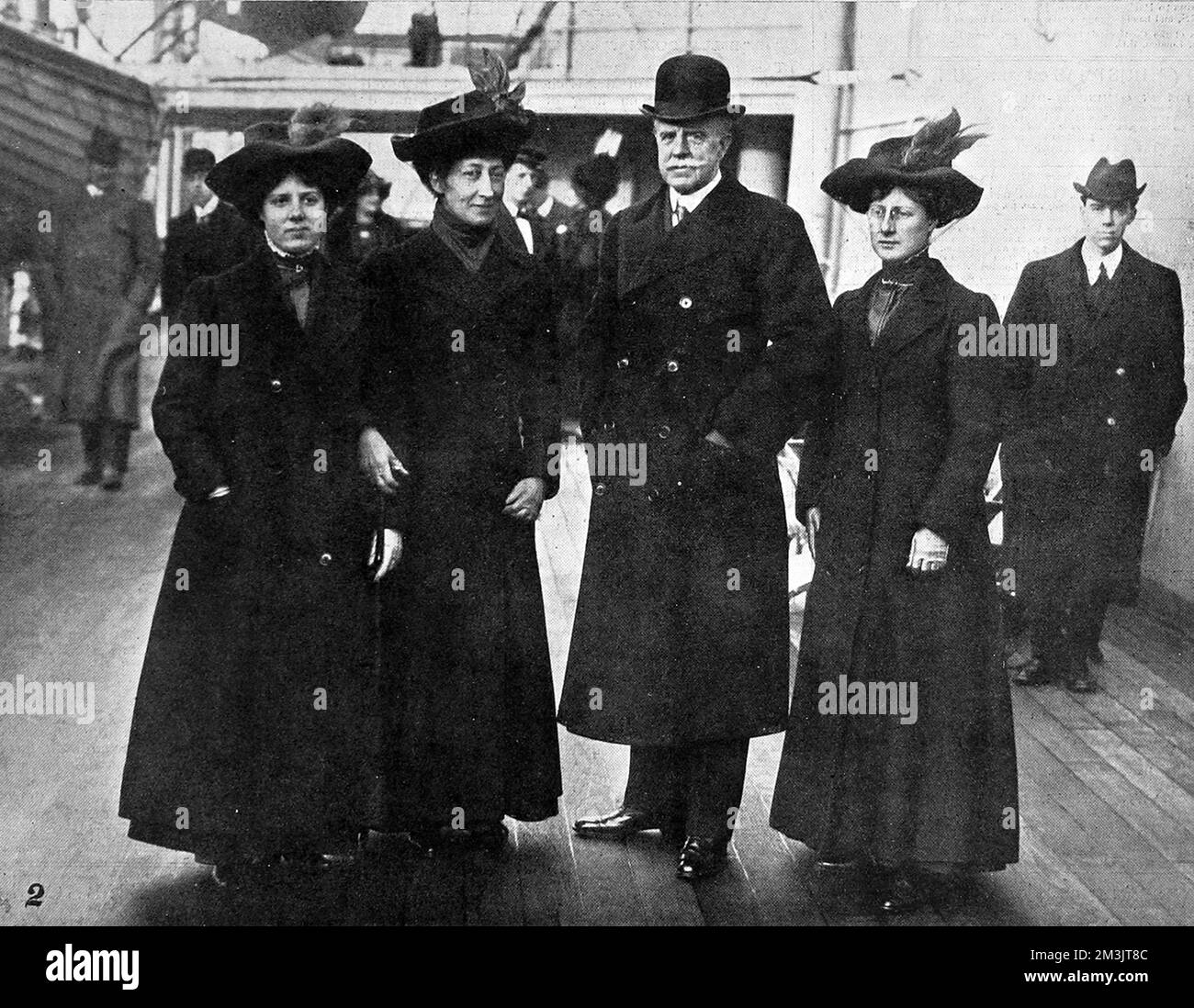 Fotografía de la princesa Royal, el duque de Fife y las princesas Alexandra y Maud a bordo de las SS 'Delhi' diciembre de 1911. El 12th de diciembre la 'Delhi', en ruta a Egipto, fue destruida en una tormenta cerca del Cabo Spartel, Tánger. Se perdieron tres vidas, pero el partido Real estaba entre los rescatados por el crucero francés 'Friant'. 1911 Foto de stock