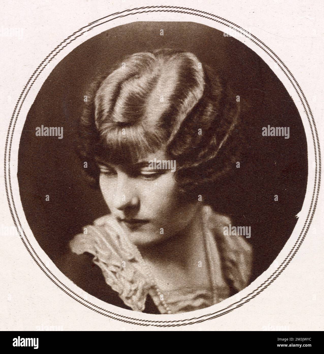 Un peinado ondulado permanentemente por Feminix salon, Piccadilly, Londres, 1926. El cabello 'teñido' o 'bobinado' se hizo universalmente popular durante la década de 1920, un reflejo de la libertad recién descubierta de las mujeres, siguiendo su nuevo derecho al voto. El cabello se le dio con frecuencia una onda permanente, y los anuncios que ensalzaban las virtudes de la última onda permanente eran comunes. Foto de stock