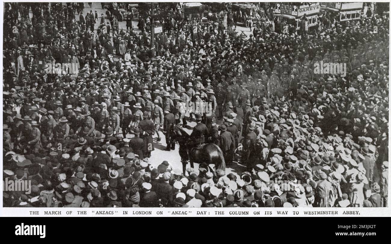 Una columna de tropas neozelandesas marchando para conmemorar a aquellos que cayeron tratando de apoderarse de la península de Gallipoli durante la Primera Guerra Mundial. Al servicio en la Abadía de Westminster asistieron unos dos mil soldados australianos y neozelandeses o 'Anzacs' (acrónimo de los dos países), como se les conocía, así como el rey Jorge V y Lord Kitchener. Foto de stock