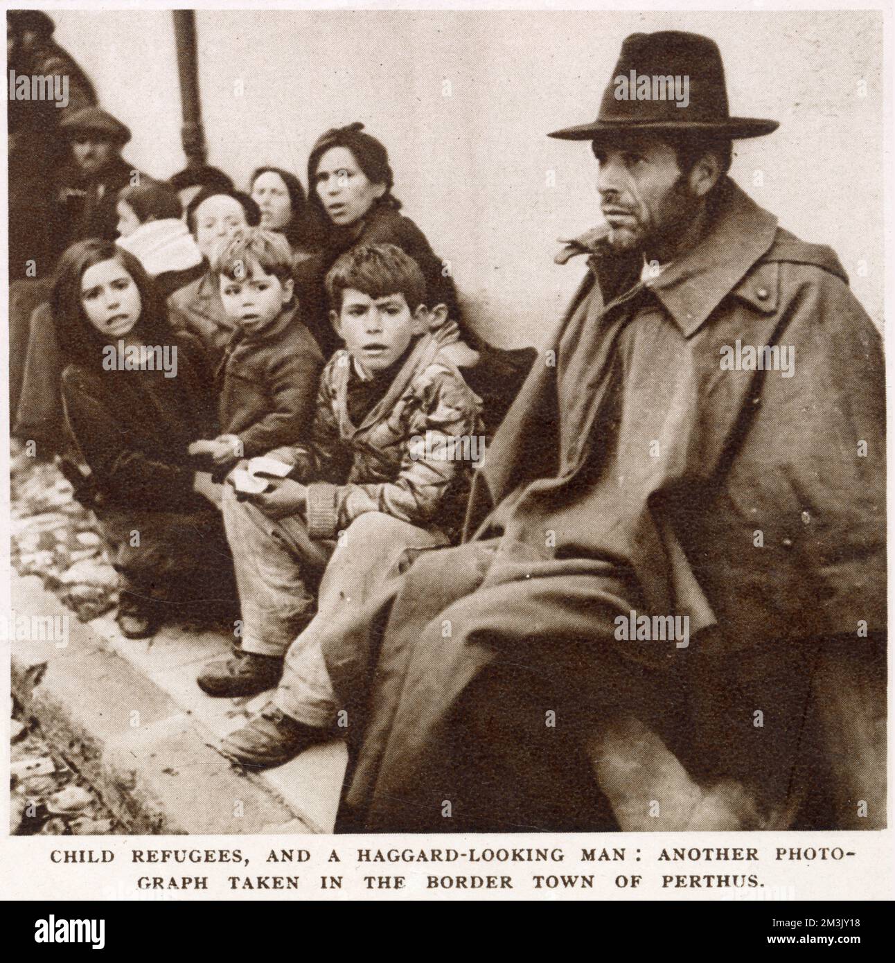 Un grupo de refugiados españoles, al final de la Guerra Civil Española, en Perthus, Francia. Cuando el Ejército Nacionalista finalmente ganó la Guerra Civil Española, en 1939, un gran número de los soldados republicanos derrotados y partidarios huyeron a Francia. Temían (correctamente) que el derramamiento de sangre continuara hasta que el general Franco y los nacionalistas sintieron que habían impulsado el socialismo y los republicanos de España. Foto de stock