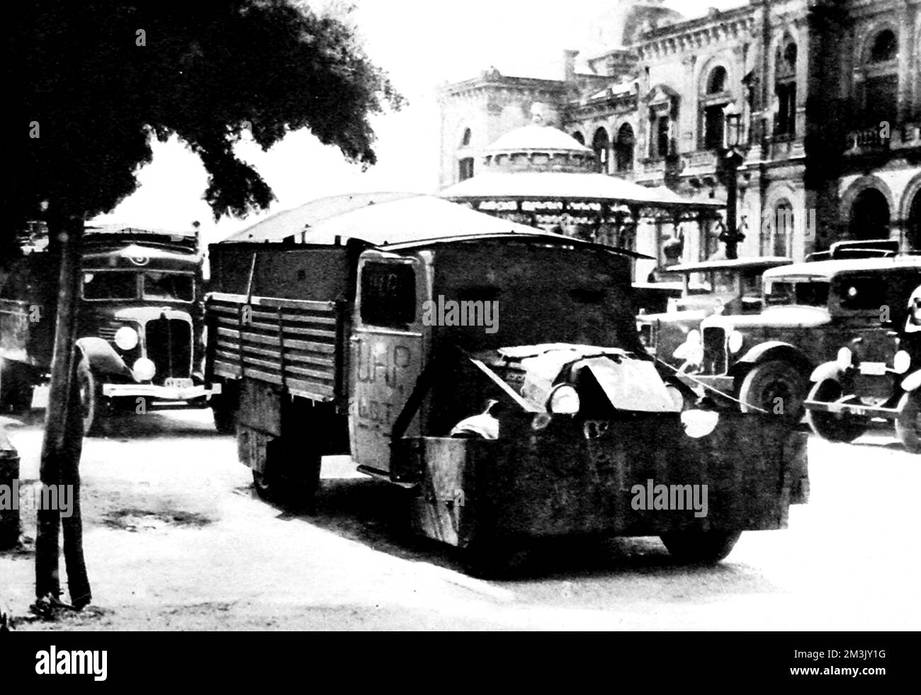 Fotografía que muestra un camión blindado usado por la 'Unión General de Trabajadores' ('UGT') y los 'Unidos Hermanos Proletarios' ('UHP'), fotografiado en San Sebastián, norte de España, agosto de 1936. En las primeras semanas de la guerra civil, el republicano tuvo que improvisar el transporte blindado para contrarrestar a las fuerzas nacionalistas mejor equipadas. La UGT y la UHP fueron dos de los sindicatos que lucharon por el bando republicano durante la Guerra Civil Española de 1936-39. Fecha: 1936 Foto de stock