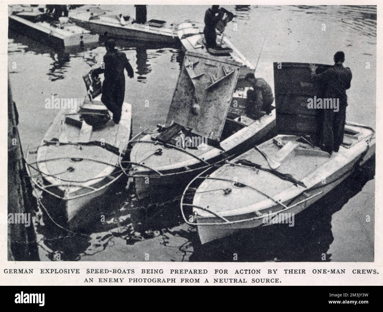 Un grupo de lanchas rápidas explosivas alemanas están preparadas para atacar a los barcos aliados. Esta fotografía fue suministrada por el servicio de propaganda nazi, por lo que no dijo dónde se tomó la foto ni cuándo; pero era probable que se haya tomado a finales de 1944 en la costa de Holanda o Alemania. Foto de stock