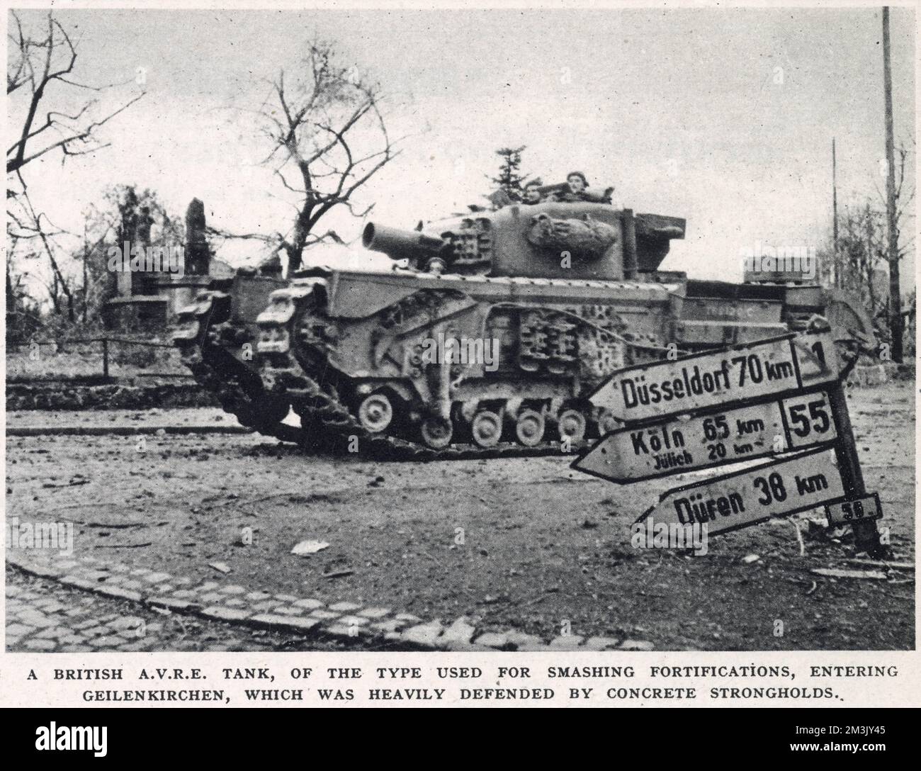 Un tanque Churchill AVRE (Vehículo blindado Royal Engineers) que entró en la ciudad de Geilenkirchen a finales de 1944. El tanque en la foto estaba equipado con un mortero de petardo que era útil para atacar búnkeres y fortalezas de concreto. Foto de stock