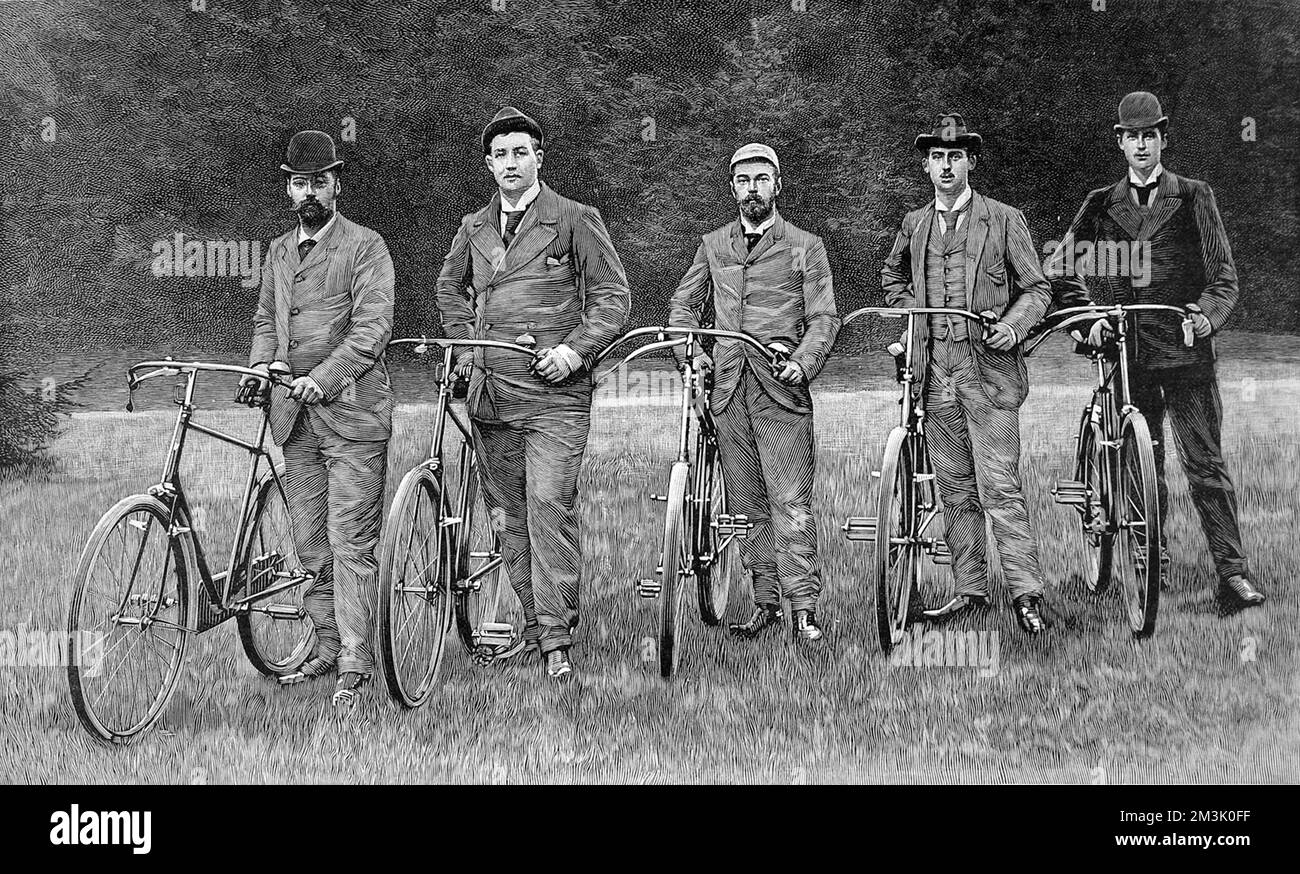 Real partido de ciclistas, junto a sus bicicletas; de izquierda a derecha: El príncipe Waldemar de Dinamarca, el príncipe Jorge de Grecia, el zar de Rusia, el príncipe Nicolás de Grecia y el príncipe Carlos de Dinamarca. 1894 Foto de stock