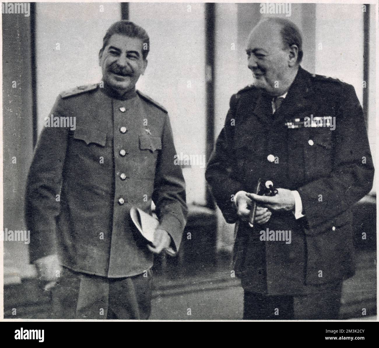 Josef Stalin (1879 - 1953), (izquierda), líder de la Unión Soviética, y Winston Churchill (1874 - 1965), primer ministro de Gran Bretaña, en la Conferencia de Yalta en Crimea. Foto de stock