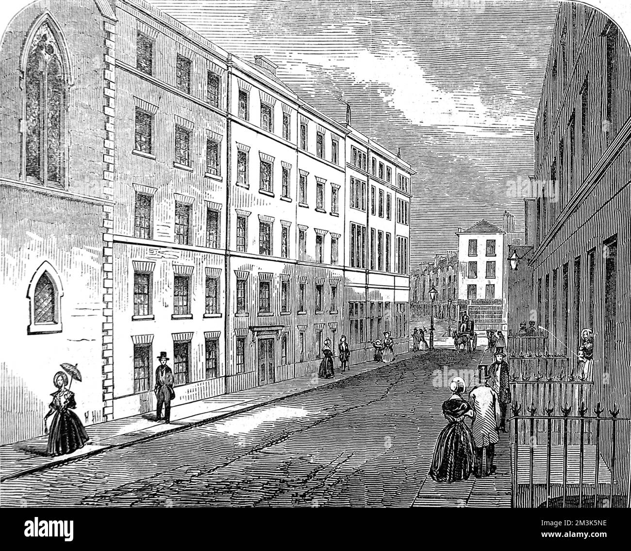 Exterior de una casa de alojamiento modelo (centro, izquierda), construida por la 'Sociedad para mejorar el estado de las clases de trabajo' en San Giles. 1847 Foto de stock