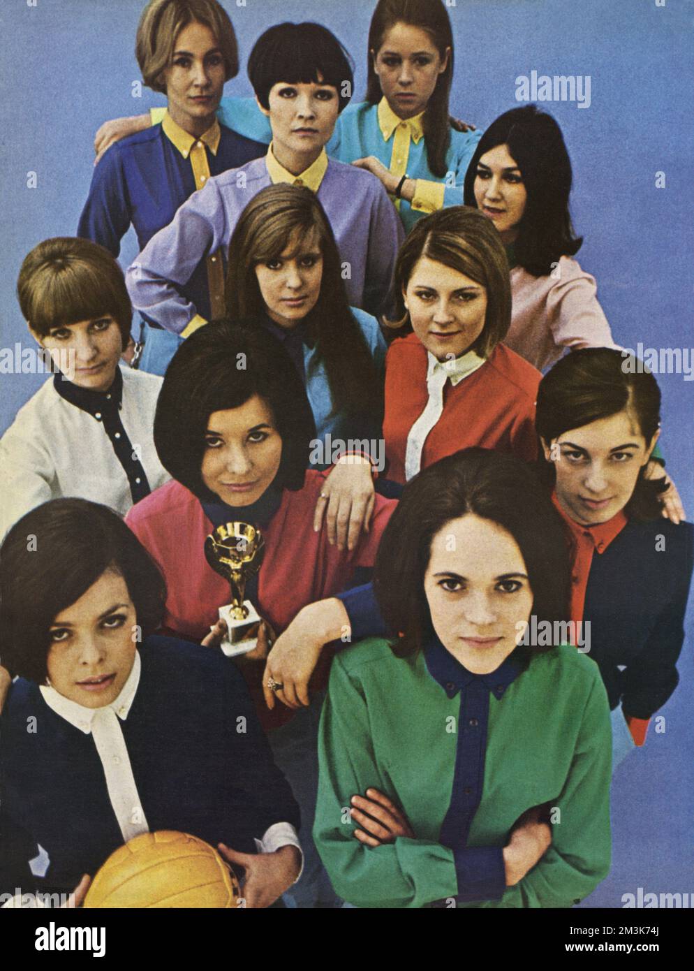 Ejemplos de la moda de la Copa del Mundo para las mujeres. Un surtido de camisetas de fútbol coloridas modeladas por el personal femenino de la revista London Life en 1966. Foto de stock