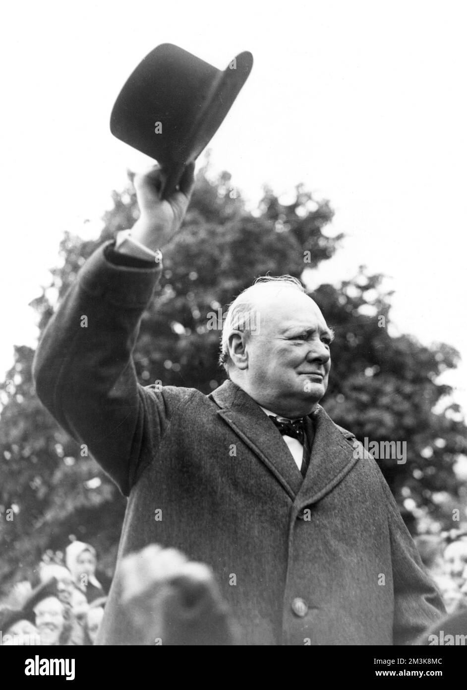 Winston Churchill levantando su sombrero Fecha: 1945 Fotografía de stock -  Alamy