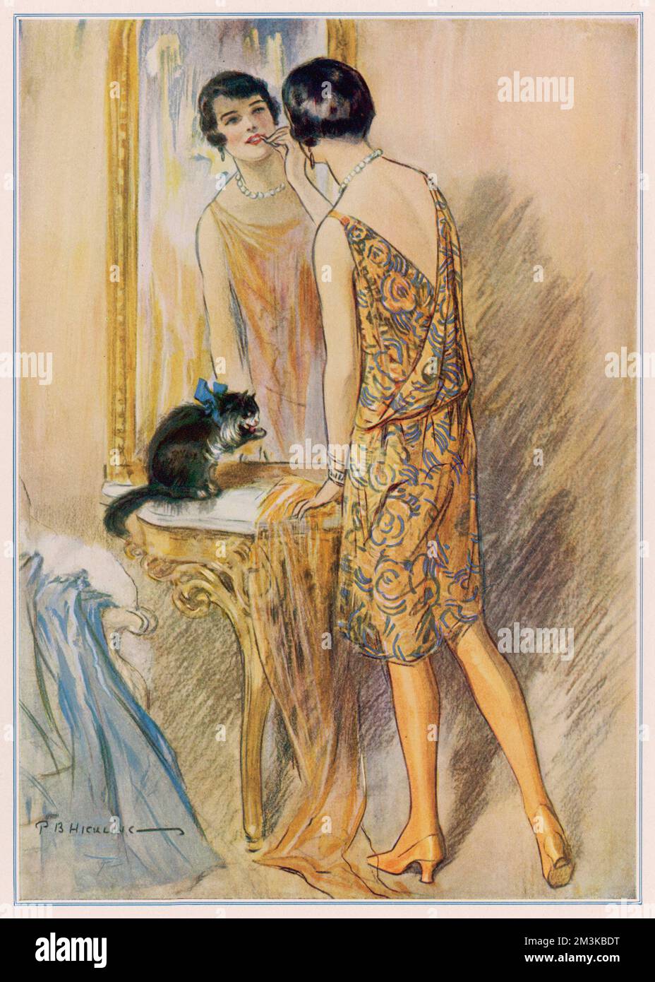 Una típica niña de 1920s flapper, usando un vestido corto, medias amarillas  y con el pelo acanalado, shingled, aplica su lápiz labial en el espejo  observado por un gato bastante diffident. Fecha