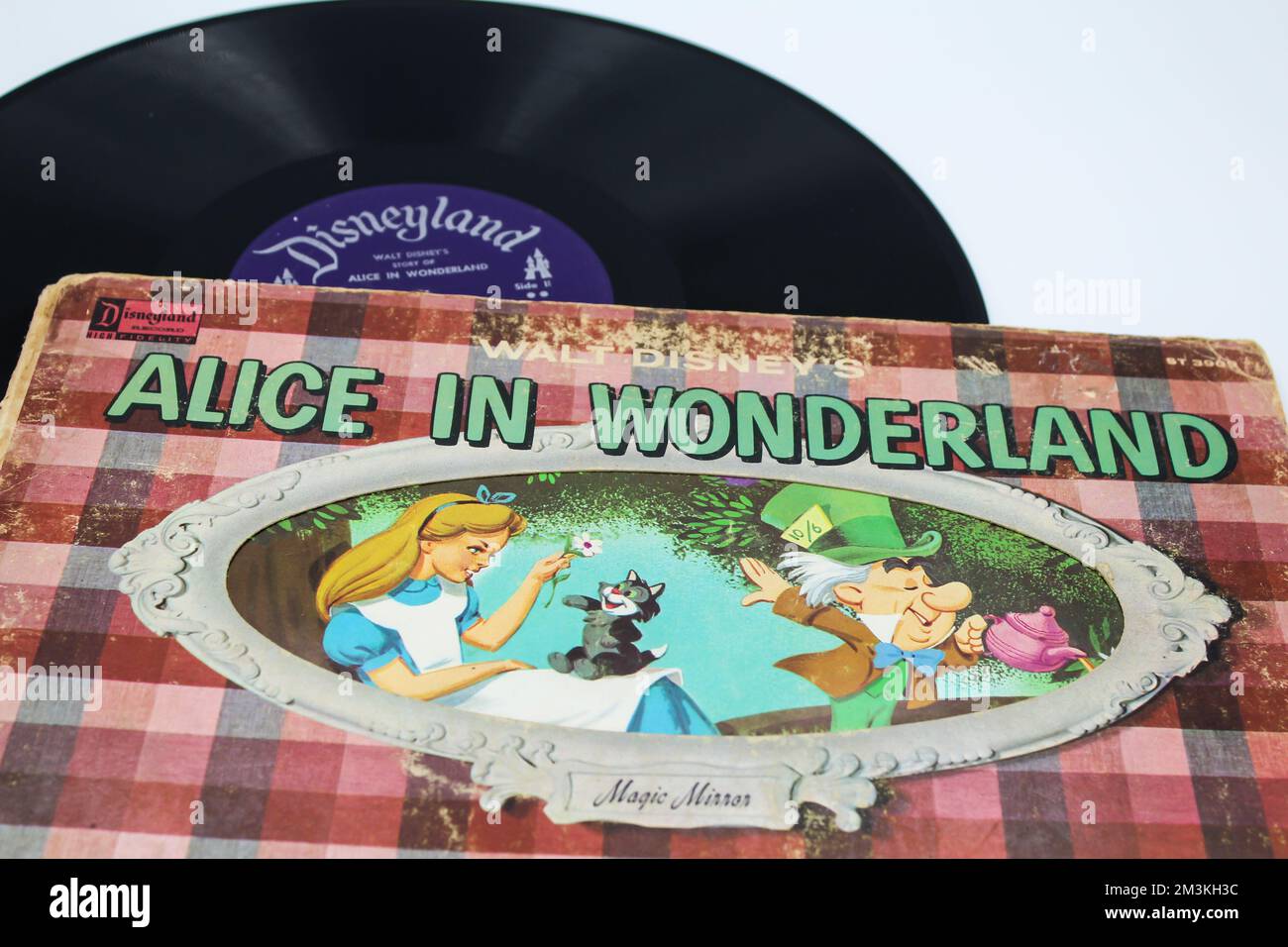 Alice in Wonderland Disney Movie Soundtrack álbum de música en vinilo Grabe el disco LP sobre fondo blanco aislado Foto de stock