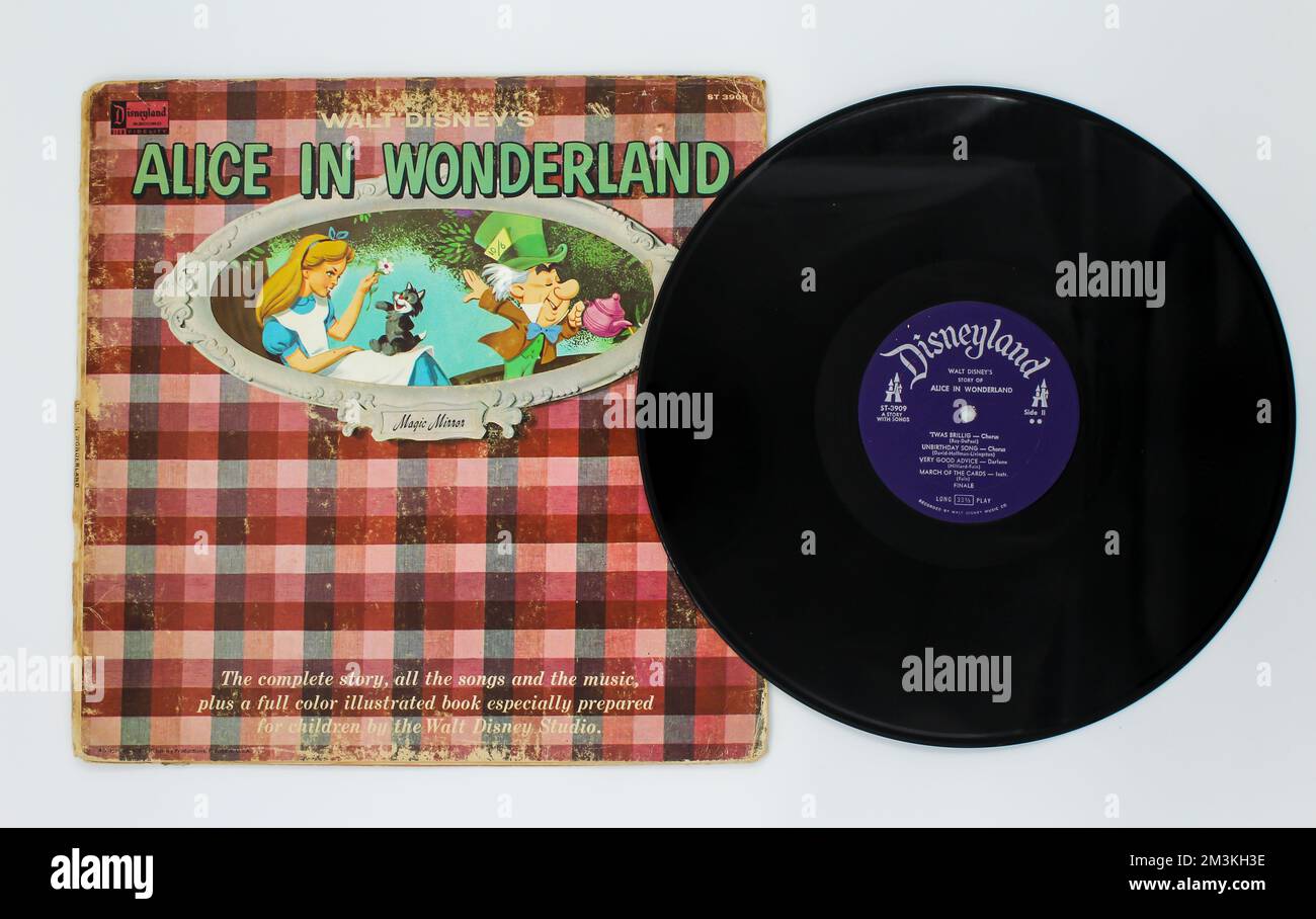 Alice in Wonderland Disney Movie Soundtrack álbum de música en vinilo Grabe el disco LP sobre fondo blanco aislado Foto de stock