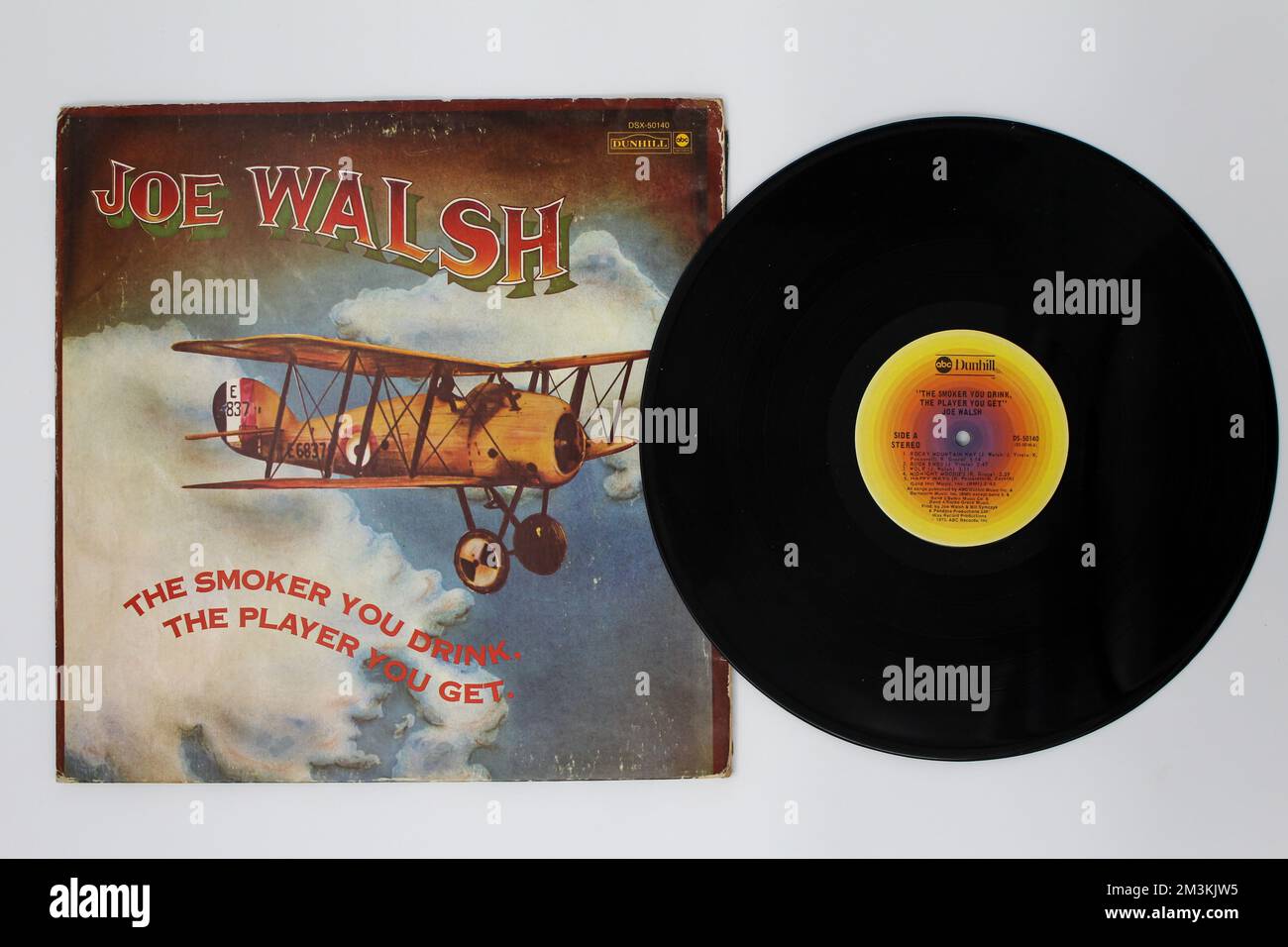 The Smoker You Drink, The Player You Get es el segundo álbum de estudio del guitarrista y cantante de rock estadounidense Joe Walsh en vinilo, portada del álbum LP. Foto de stock
