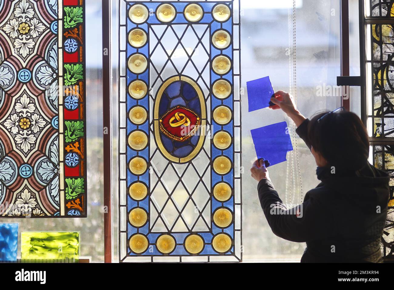 Nosotros mismos Sumergido hueco 15 de diciembre de 2022, Sajonia-Anhalt, Quedlinburg: El pintor de vidrio Belinda Sieber compara los colores del vidrio de una ventana de vidrio con plomo para el ayuntamiento de Lützen. El taller Nosotros mismos Sumergido hueco 15 de diciembre de 2022, Sajonia-Anhalt, Quedlinburg: El pintor de vidrio Belinda Sieber compara los colores del vidrio de una ventana de vidrio con plomo para el ayuntamiento de Lützen. El taller