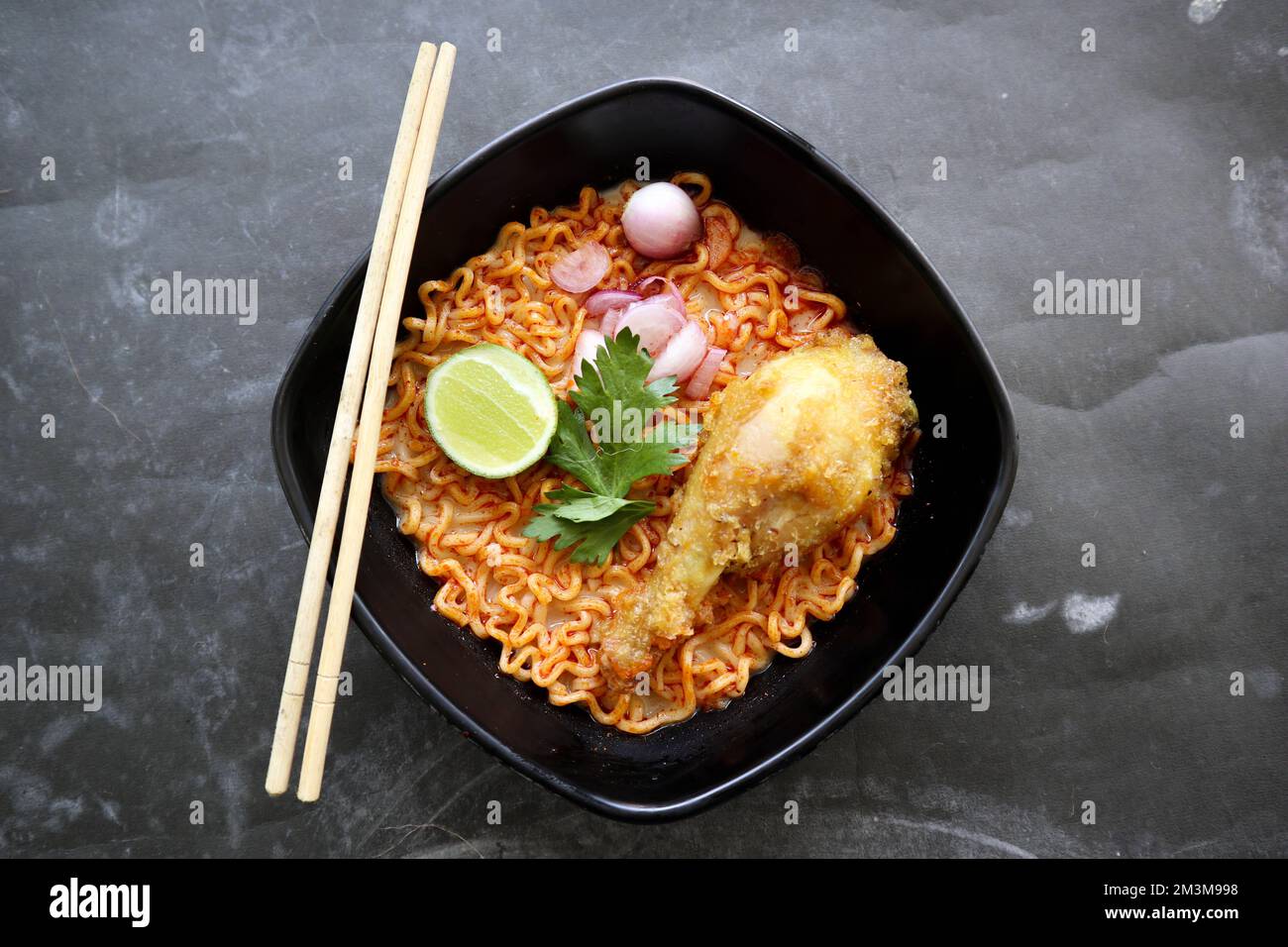 Receta de Khao Soi, Khao Soi, Khao Soi Gai, fideos tailandeses Khao Soi,  pollo al curry con condimentos en la mesa Fotografía de stock - Alamy