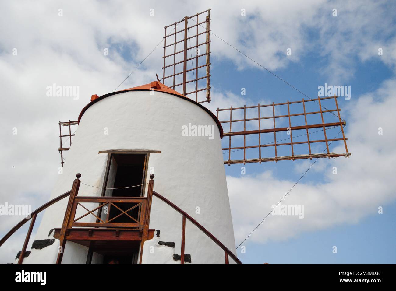 Molino de viento con cuchillas de madera visto desde atrás Foto de stock