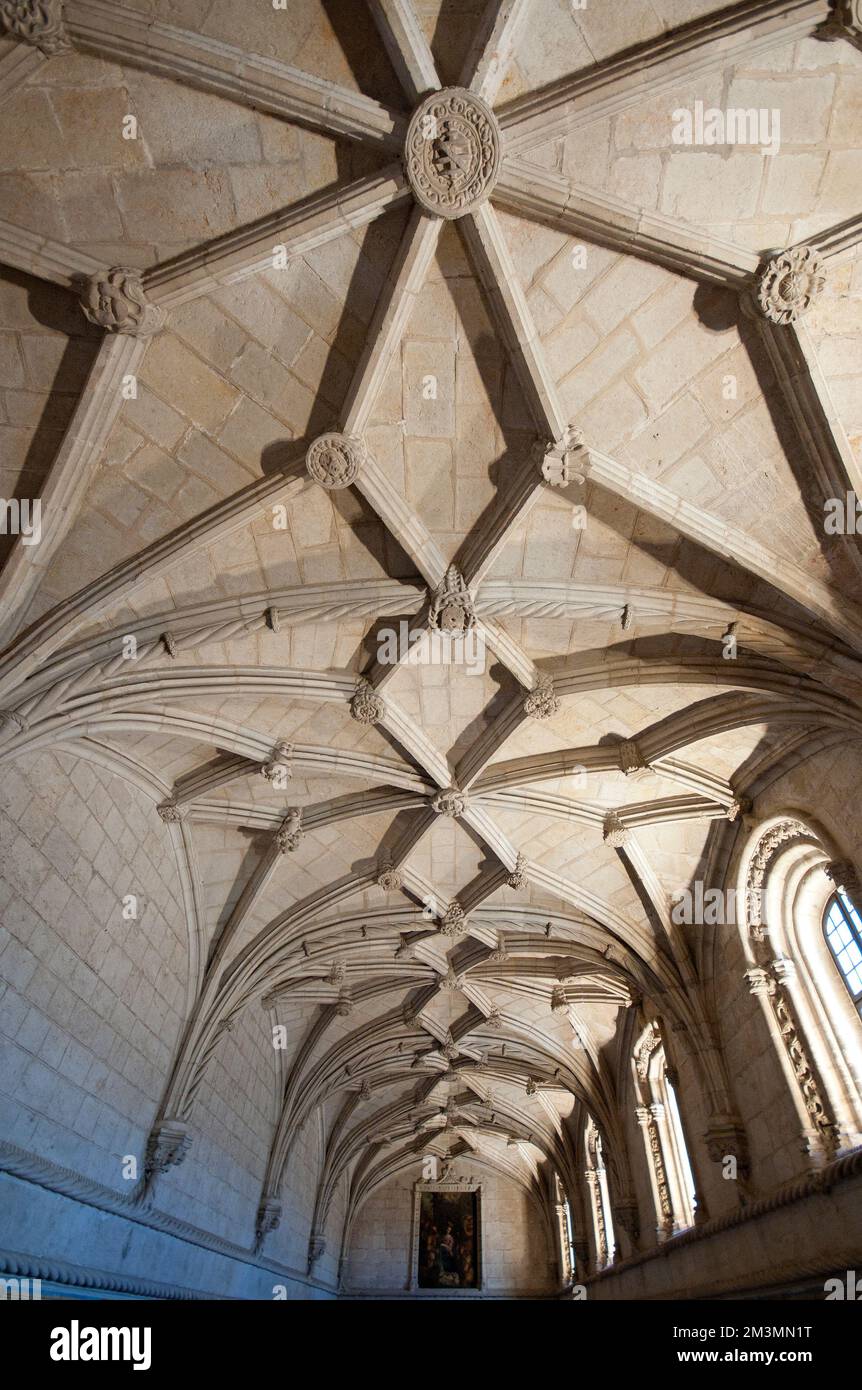 Techo abovedado del refectorio en el Monasterio de los Jerónimos (construido en el siglo 16th por el arquitecto Diogo de Boitaca en estilo manuelino), Lisboa, Portugal Foto de stock
