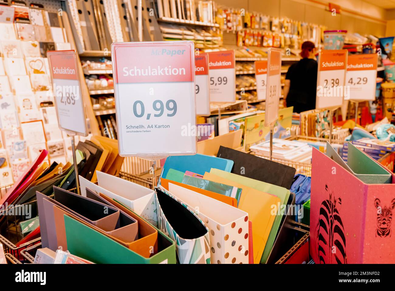28 de julio de 2022, Essen, Alemania: Precios de los útiles escolares en la  tienda Fotografía de stock - Alamy