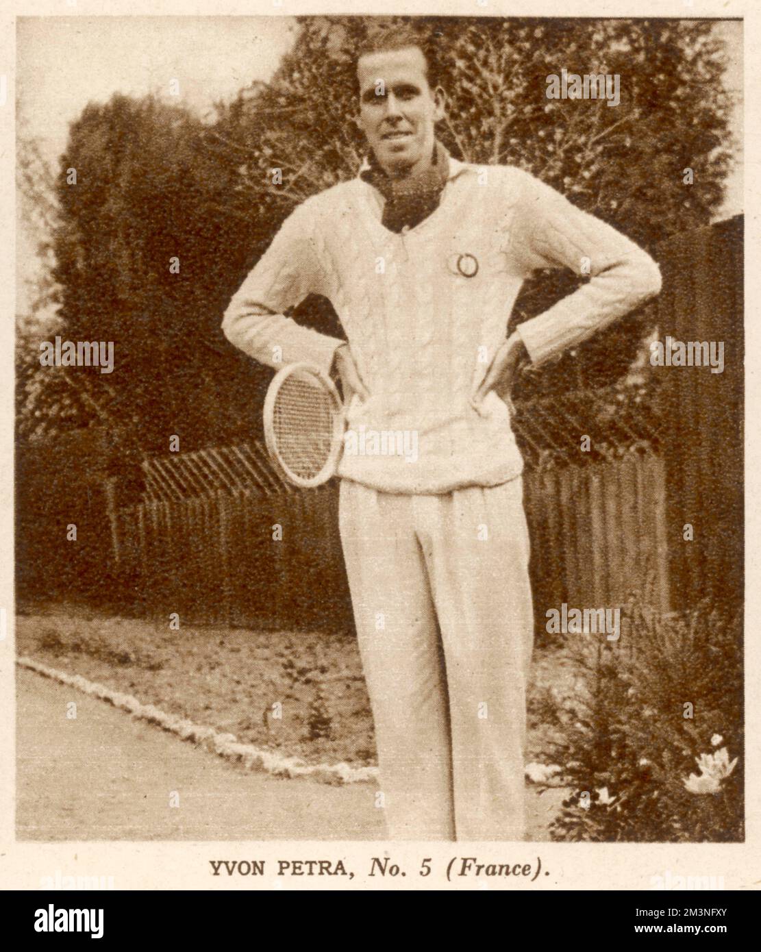 Yvon Petra (1916-1984), tenista francés, fotografiado aquí posando en sus blancos de tenis, antes de ganar el título de individuales masculinos de Wimbledon 1946. Fecha: 1946 Foto de stock