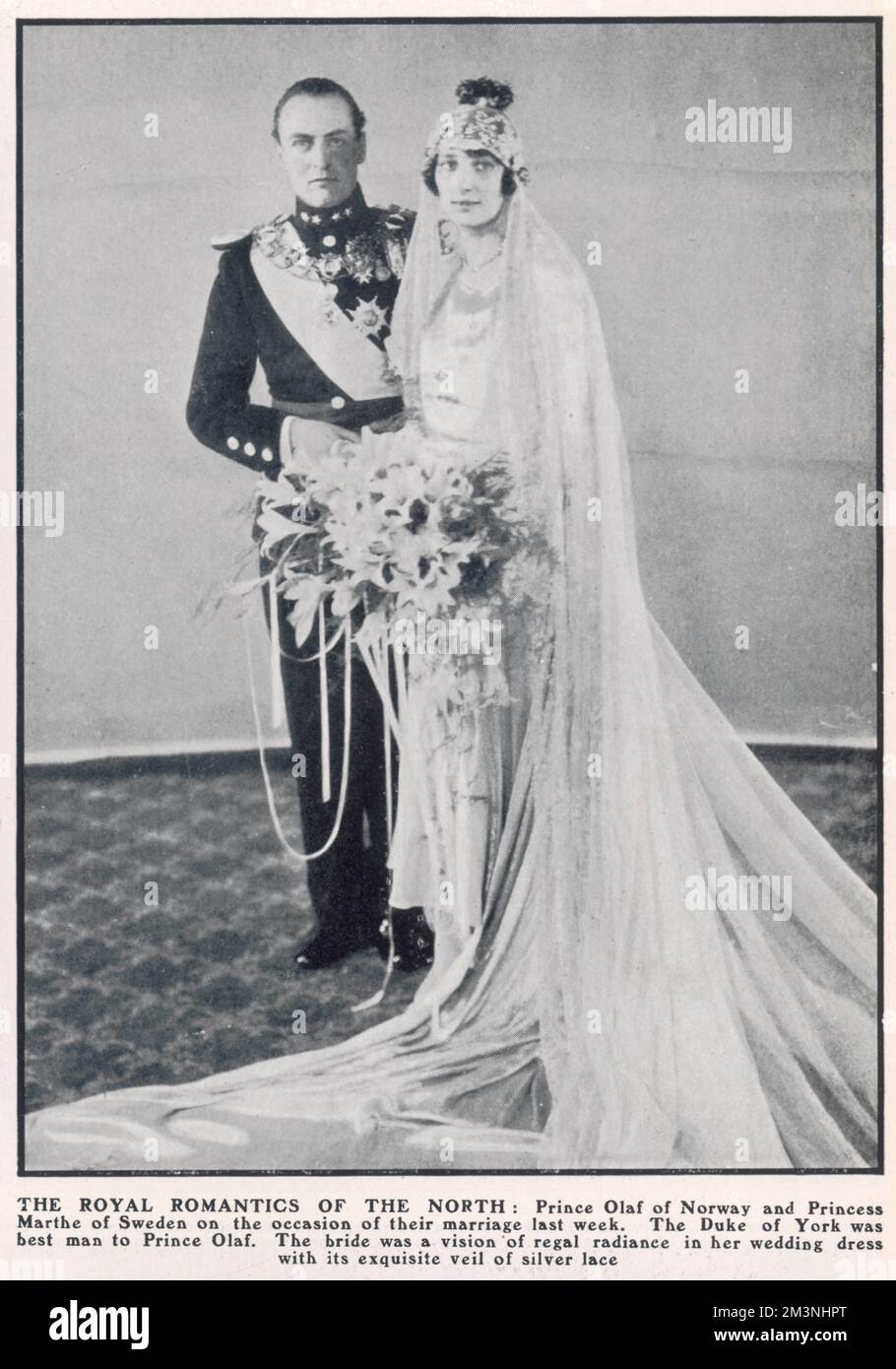 El Príncipe Olaf de Noruega, fotografiado con su novia la Princesa Marthe de Suecia con ocasión de su matrimonio en marzo de 1929. El duque de York era el mejor hombre del príncipe Olaf, su primo. La novia, según el título, era una visión de resplandor regio en su vestido de boda con su exquisito velo de encaje de plata. Fecha: 1929 Foto de stock