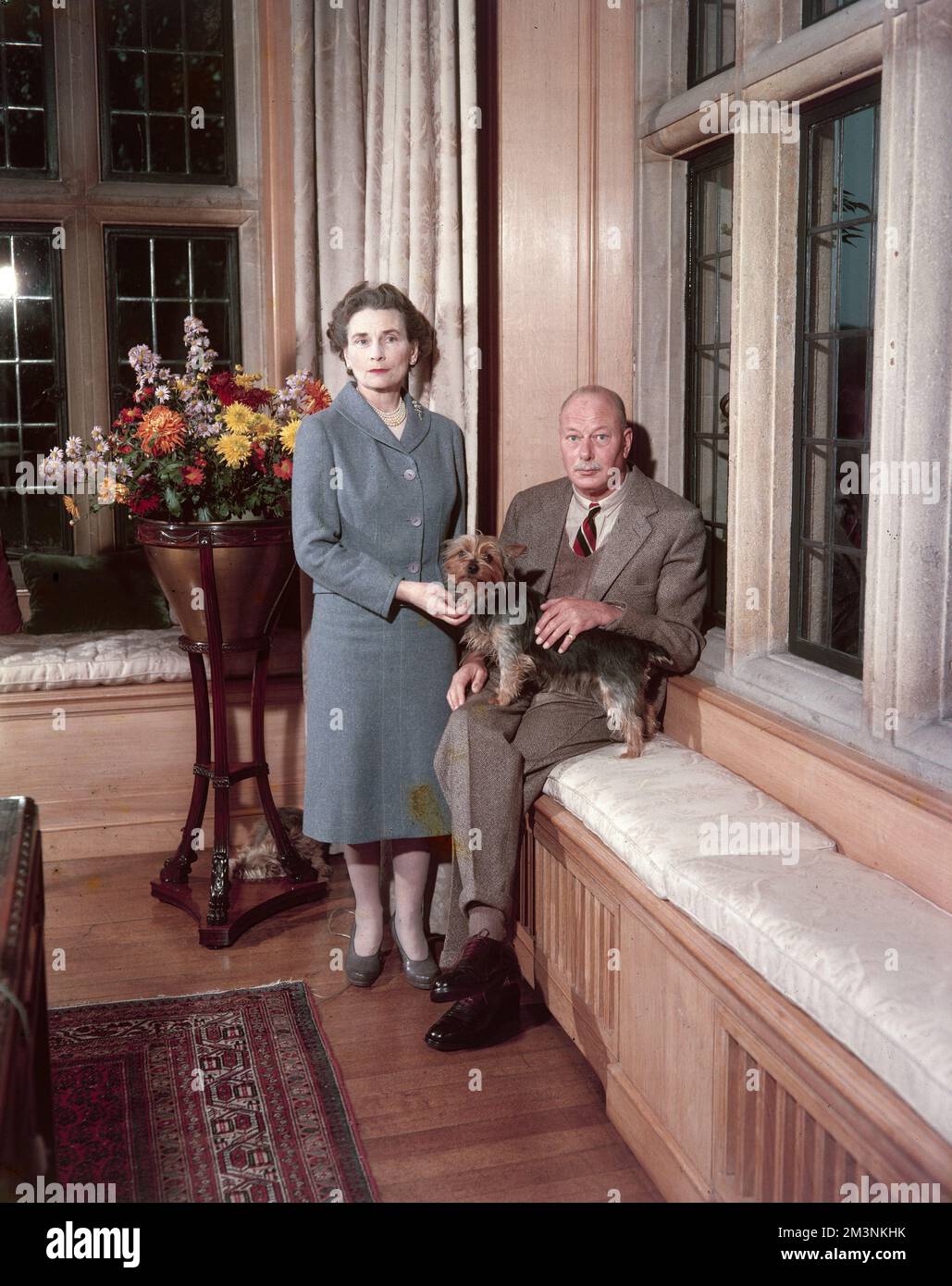El príncipe Enrique, duque de Gloucester (1900 - 1974), y su esposa, la princesa Alice, duquesa de Gloucester (1901 - 2004), fotografiados juntos en su casa, Barnwell Manor en Northamptonshire. Fecha: 1960 Foto de stock