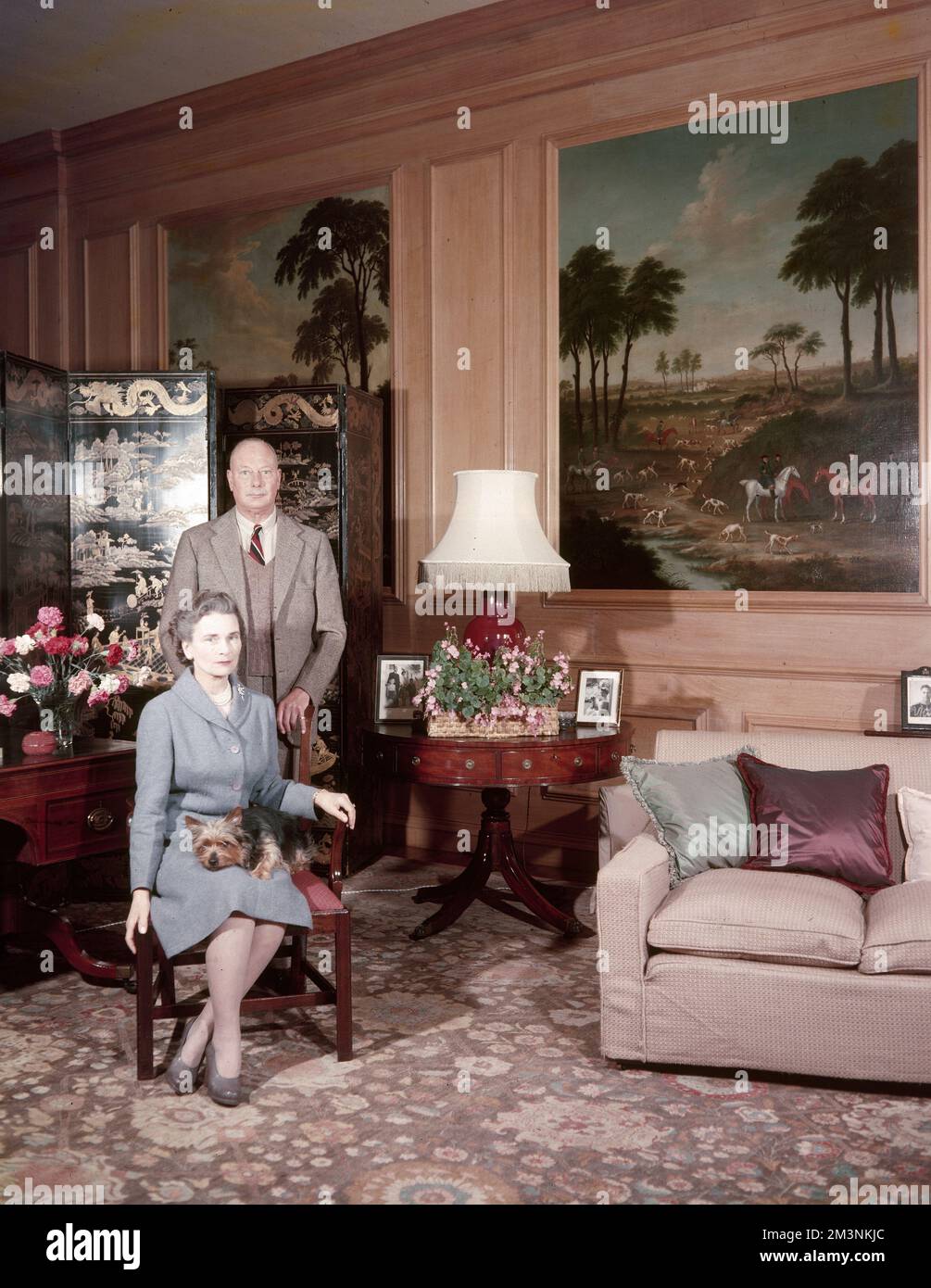 El príncipe Enrique, duque de Gloucester (1900 - 1974) junto con su esposa, la princesa Alice, duquesa de Gloucester (1901 - 2004) en su casa, Barnwell Manor, Northamptonshire. Fecha: 1960 Foto de stock