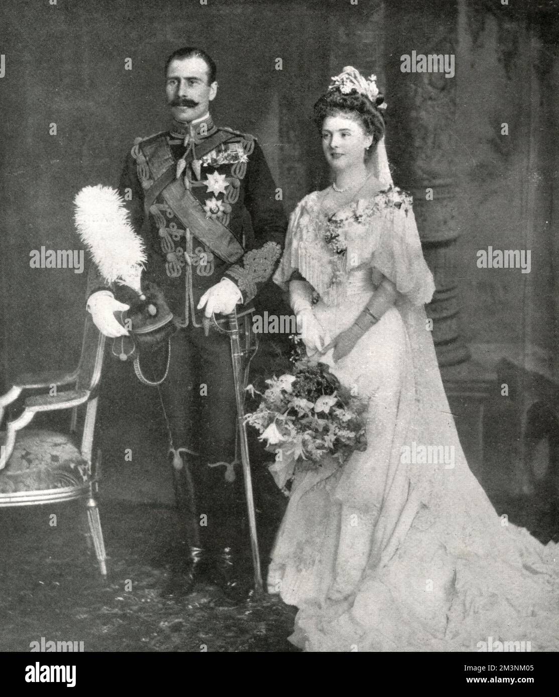 La princesa Alicia de Albany, más tarde condesa de Athlone (1883-1981) y el príncipe Alejandro de Teck, más tarde Alexander Cambridge, 1st conde de Athlone (1874-1957), fotografiados el día de su boda. La boda tuvo lugar el 10 de febrero de 1904 en la Capilla de San Jorge, Windsor. Fecha: 10 de febrero de 1904 Foto de stock