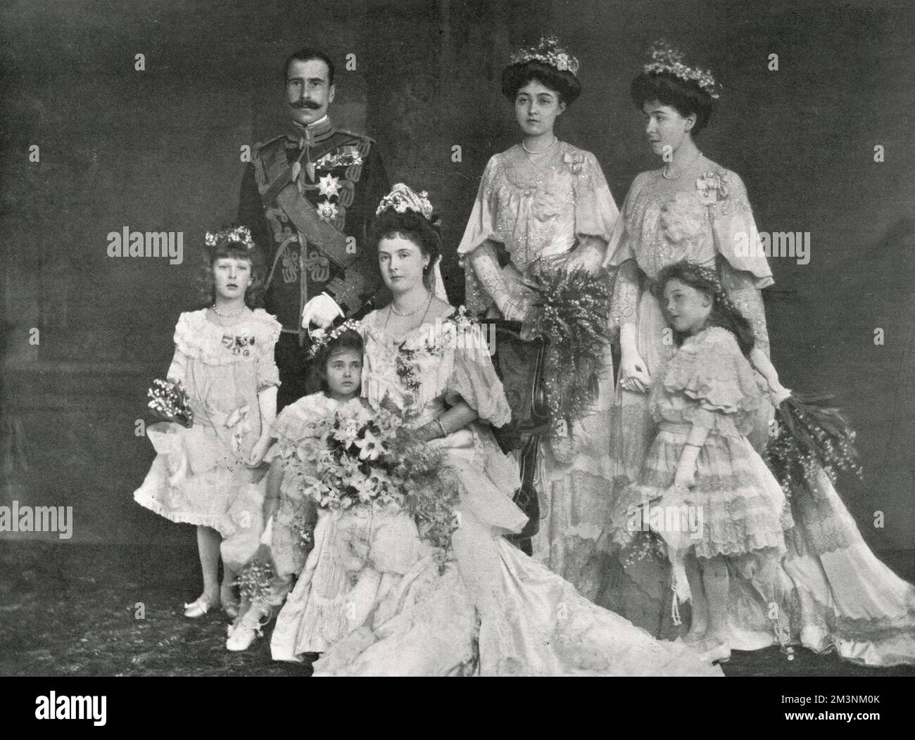 La princesa Alicia de Albany, posterior condesa de Athlone (sentada) (1883-1981) y el príncipe Alejandro de Teck, más tarde Alexander Cambridge, 1st conde de Athlone (1874-1957), fotografiados el día de su boda. Las cinco damas de honor son, de izquierda a derecha, la Princesa María de Gales, la Princesa María de Teck, las Princesas de Connaught (Margarita y Patricia), y la Princesa Helen de Waldeck-Pyrmont. La boda tuvo lugar el 10 de febrero de 1904 en la Capilla de San Jorge, Windsor. Fecha: 10 de febrero de 1904 Foto de stock