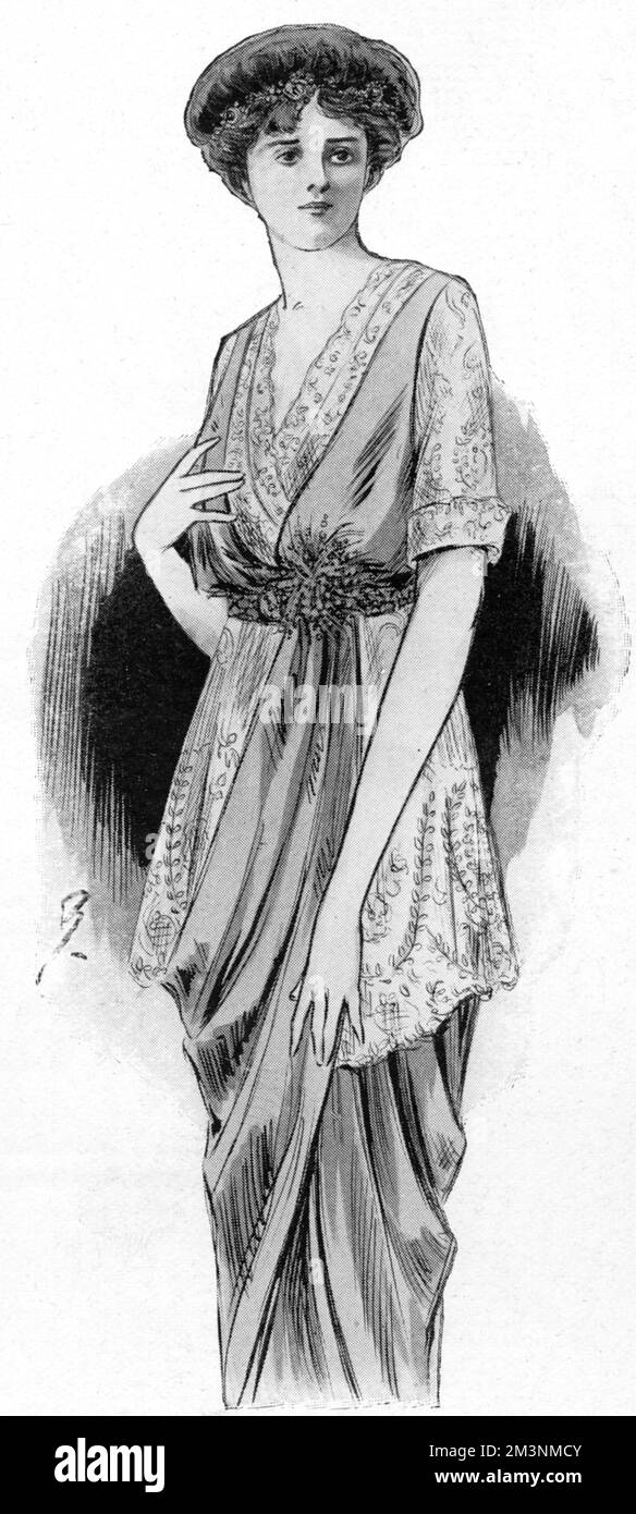 El vestido de dama de honor usado por la princesa Maud de Fife (más tarde condesa de Southesk) a su hermana mayor, la princesa Alexandra, duquesa de la boda de Fife con el príncipe Arturo de Connaught en 1913. El vestido era de color rosa pálido, elaborado con un suave encaje cremoso y un cinturón de latticework de cristales y diamantes, en el que se medía una postiza de brezo blanco. Se usaban coronas de rosas rosadas en el cabello. Fecha: 1913 Foto de stock
