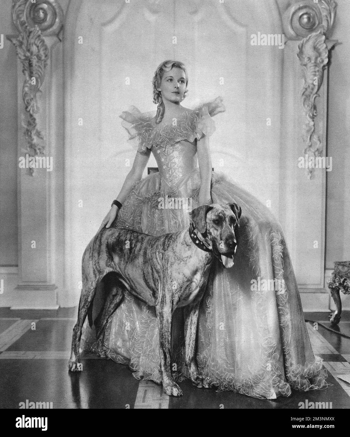 Edith Madeleine Carroll (1906 - 1987), actriz británica y estrella de los treinta y nueve pasos, representada en el papel principal de la reina Caroline Matilda, hermana malograda del rey Jorge III en la película de Toeplitz, 'El dictador'. Fecha: 1934 Foto de stock