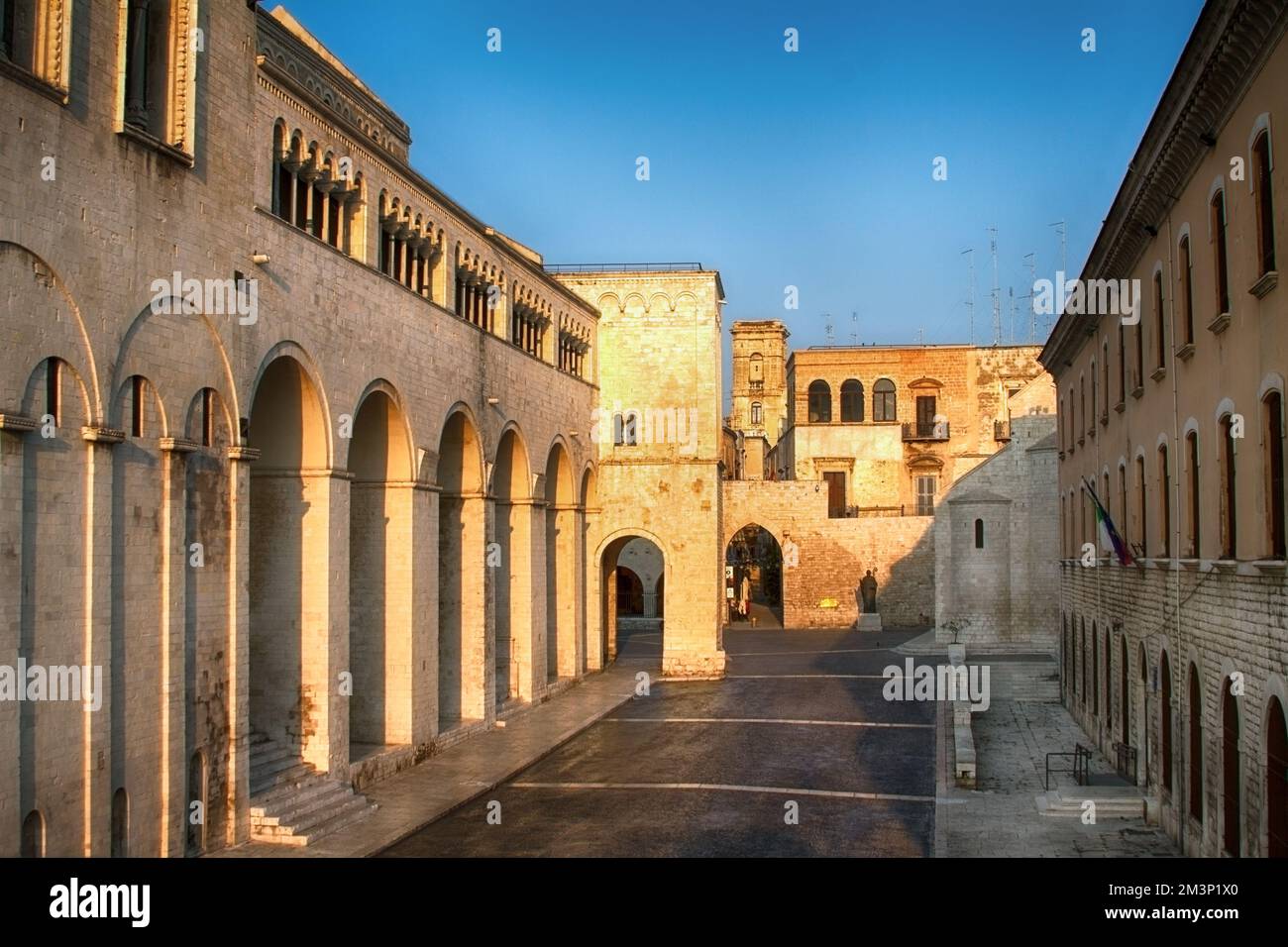 Basílica de San Nichola en el casco antiguo de Bari, Puglia, Italia Foto de stock