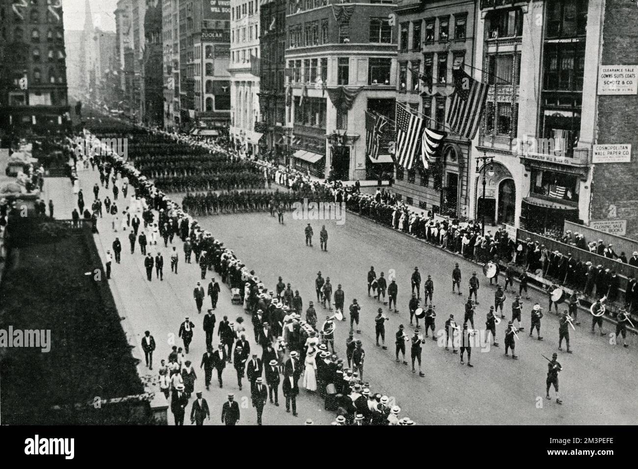 WW1 - Las tropas americanas desfilan a través de Nueva York antes de su salida para la guerra en Francia. Una banda de bronce conduce la formación a través de las calles de la ciudad. Los ciudadanos americanos se detienen para ver la procesión. Fecha: 1917 Foto de stock