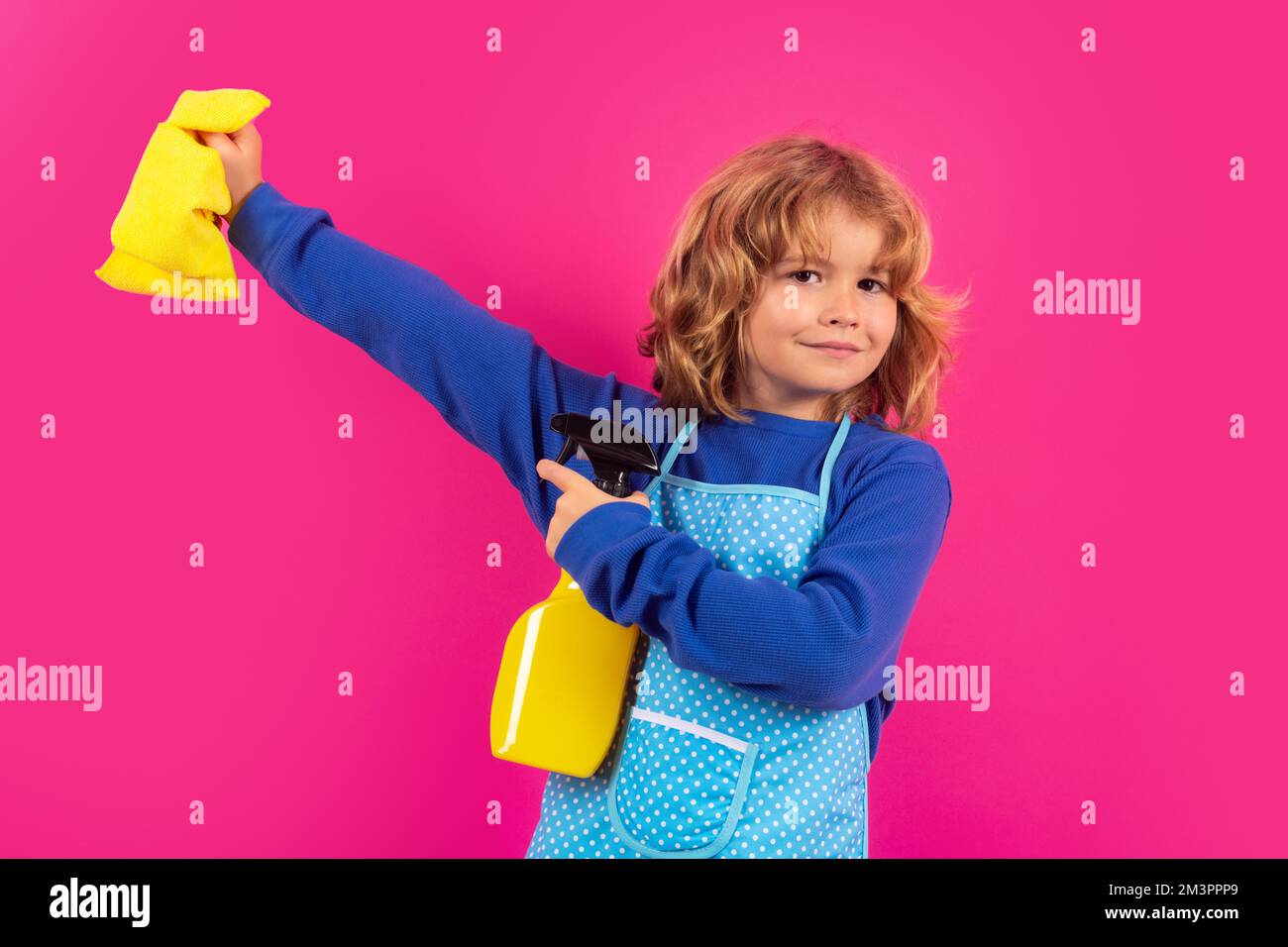 Uso infantil plumero y guantes para la limpieza. Divertido niño fregando la casa. Accesorio de limpieza, suministros de limpieza. Limpieza y limpieza del hogar. Foto de stock