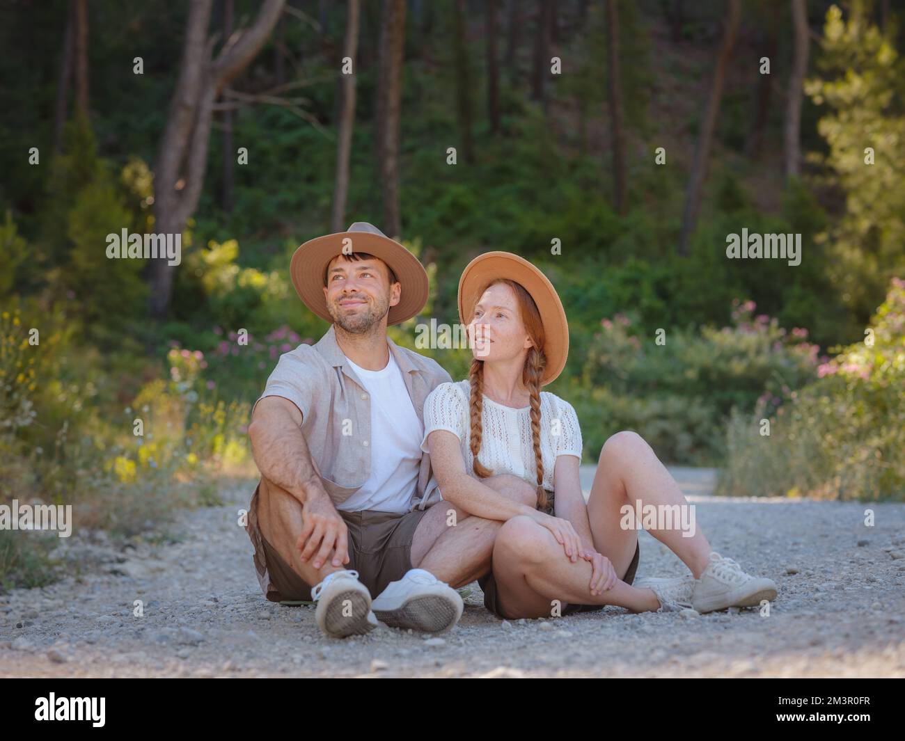 concepto de tomar aire fresco y participar en actividades al aire libre. Pareja joven cariñosa abrazando y sonriendo juntos en el fondo de la naturaleza. Montañas Paseo por el bosque en Turquía concepto de tomar aire fresco y participar en actividades al aire libre. Pareja joven cariñosa abrazando y sonriendo juntos en el fondo de la naturaleza. Montañas Paseo por el bosque en Turquía