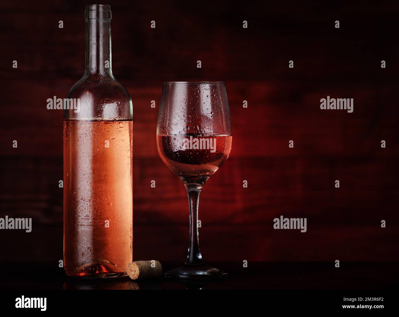 abra la botella de vino con la copa y el corcho sobre un fondo rojo  Fotografía de stock - Alamy