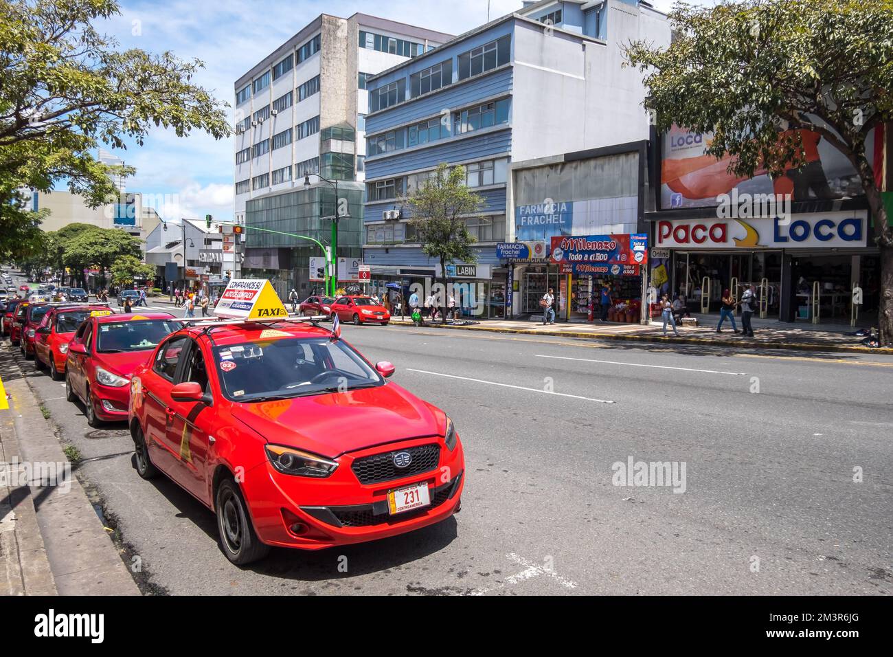Parada de taxis en la segunda avenida del centro histórico de la ciudad de San José, Costa Rica Foto de stock