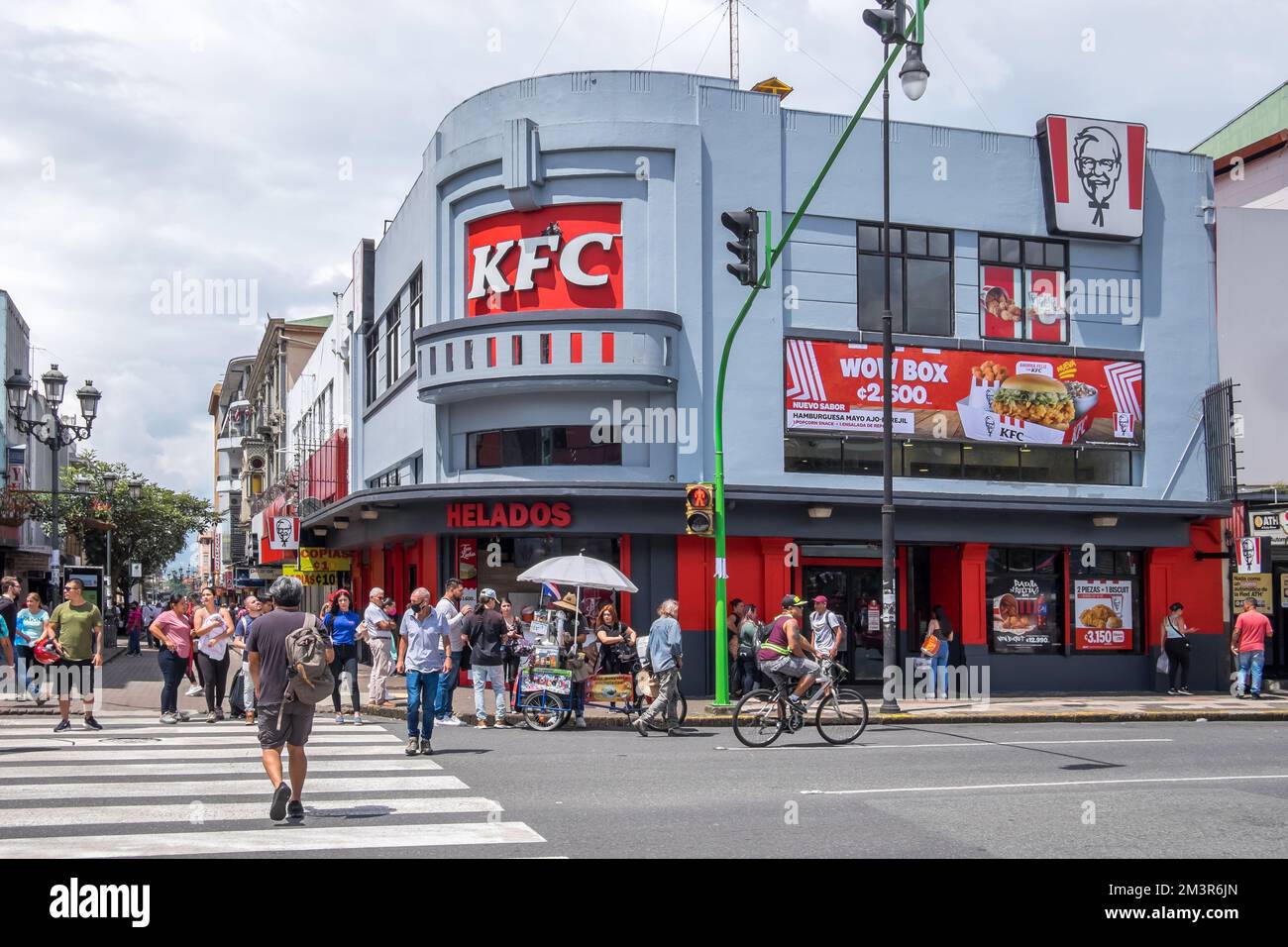 Escena urbana en la segunda avenida en el centro histórico de la ciudad de San José, Costa Rica de la segunda avenida en el centro histórico de la ciudad de Foto de stock