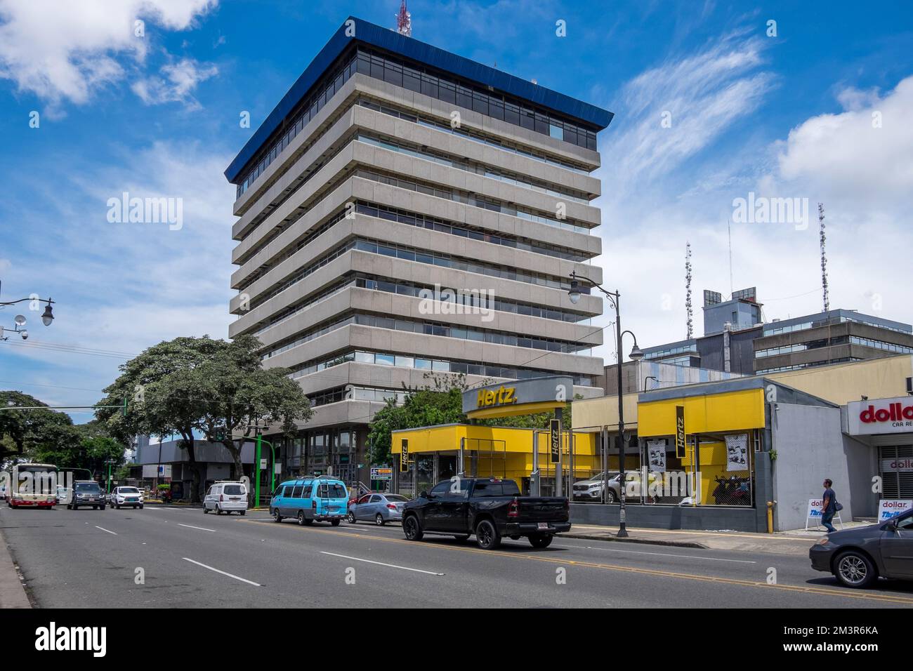 Avenida Colón en la parte nueva de la ciudad de San José en Costa Rica Foto de stock