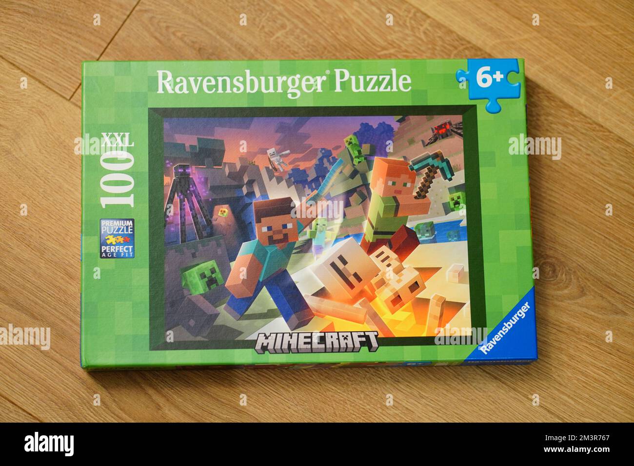Un primer del rompecabezas de marca 'Ravensburger' en una caja sobre la superficie de Fotografía de stock - Alamy