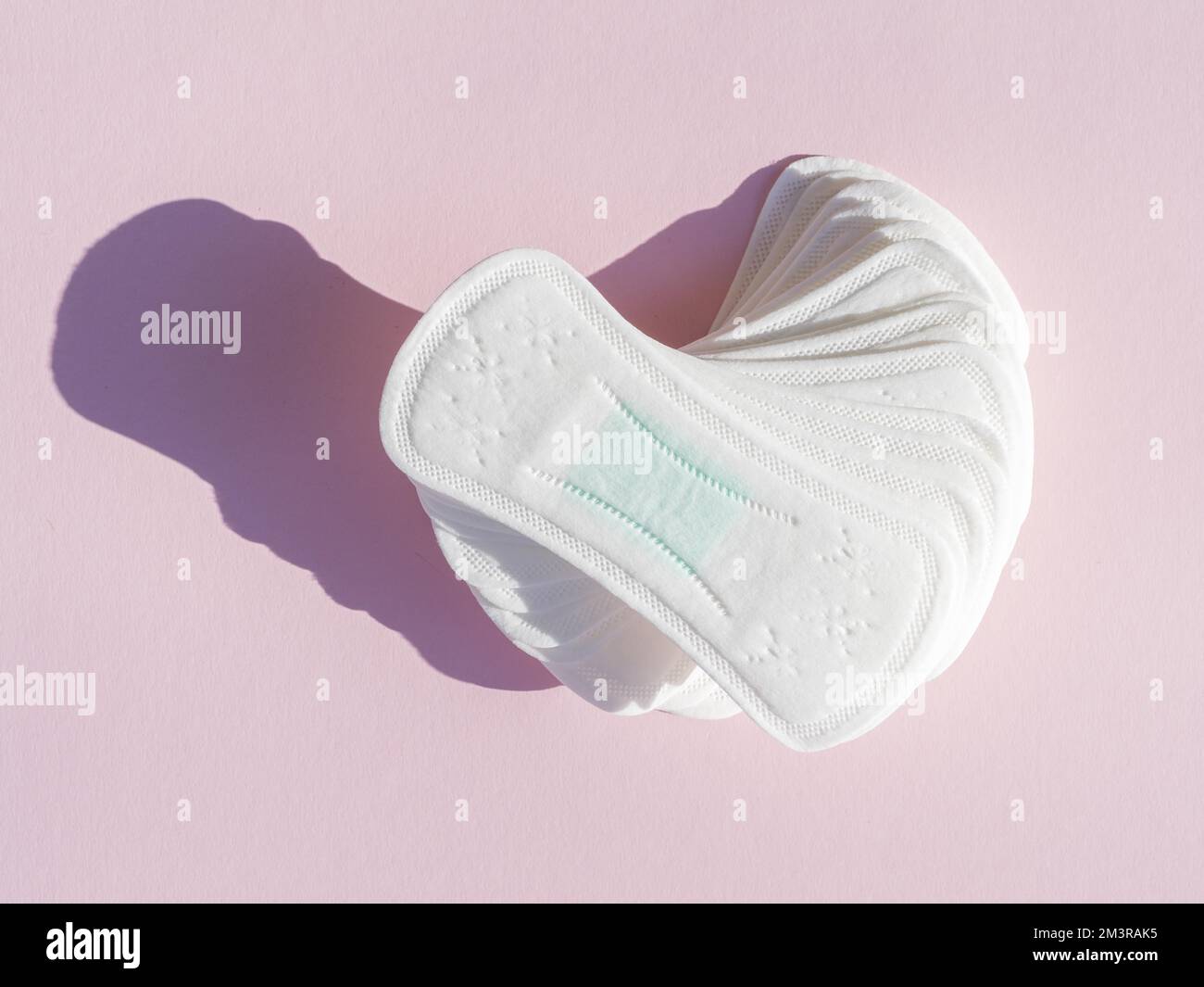 Pila de toallas sanitarias limpias diarias de fondo rosa, resolución y  hermosa foto de alta calidad Fotografía de stock - Alamy