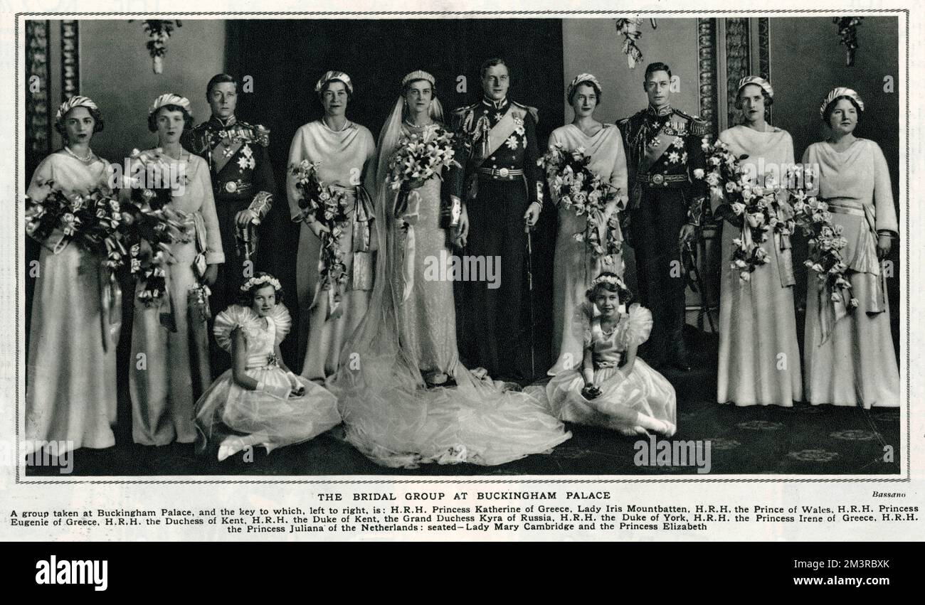 Fotografía de grupo tomada en el Palacio de Buckingham para celebrar la boda real entre el príncipe Jorge, el duque de Kent y la princesa Marina de Grecia y Dinamarca. De izquierda a derecha: S.A.R. la Princesa Katherine de Grecia, S.A.R. la Princesa de Gales, S.A.R. la Princesa Eugenie Grecia, S.A.R. la Duquesa de Kent, la Gran Duquesa Kyra de Rusia, S.A.R. el Duque de York, S.A.R. la Princesa Irene de Grecia, S.A.R. la Princesa Juliana de los Países Bajos, Sentada Lady Mary Cambridge y la Princesa Isabel, (ahora Reina Isabel II). Fecha: 29th de noviembre de 1934 Foto de stock