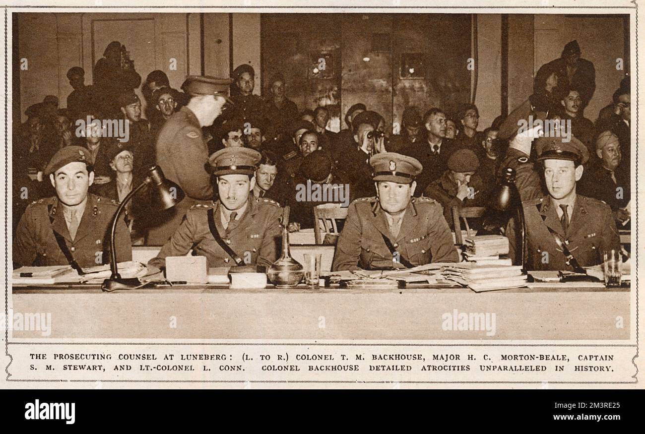 El fiscal en el juicio de Belsen en L&#x2e962d72;g: (De izquierda a derecha) el Coronel T. M. Backhouse, el Mayor H. C. Morton-Beale, el Capitán S. M. Stewart y el Teniente Coronel L. Conn Coronel Backhouse detalló atrocidades sin precedentes en la historia. Fecha: 1945 Foto de stock