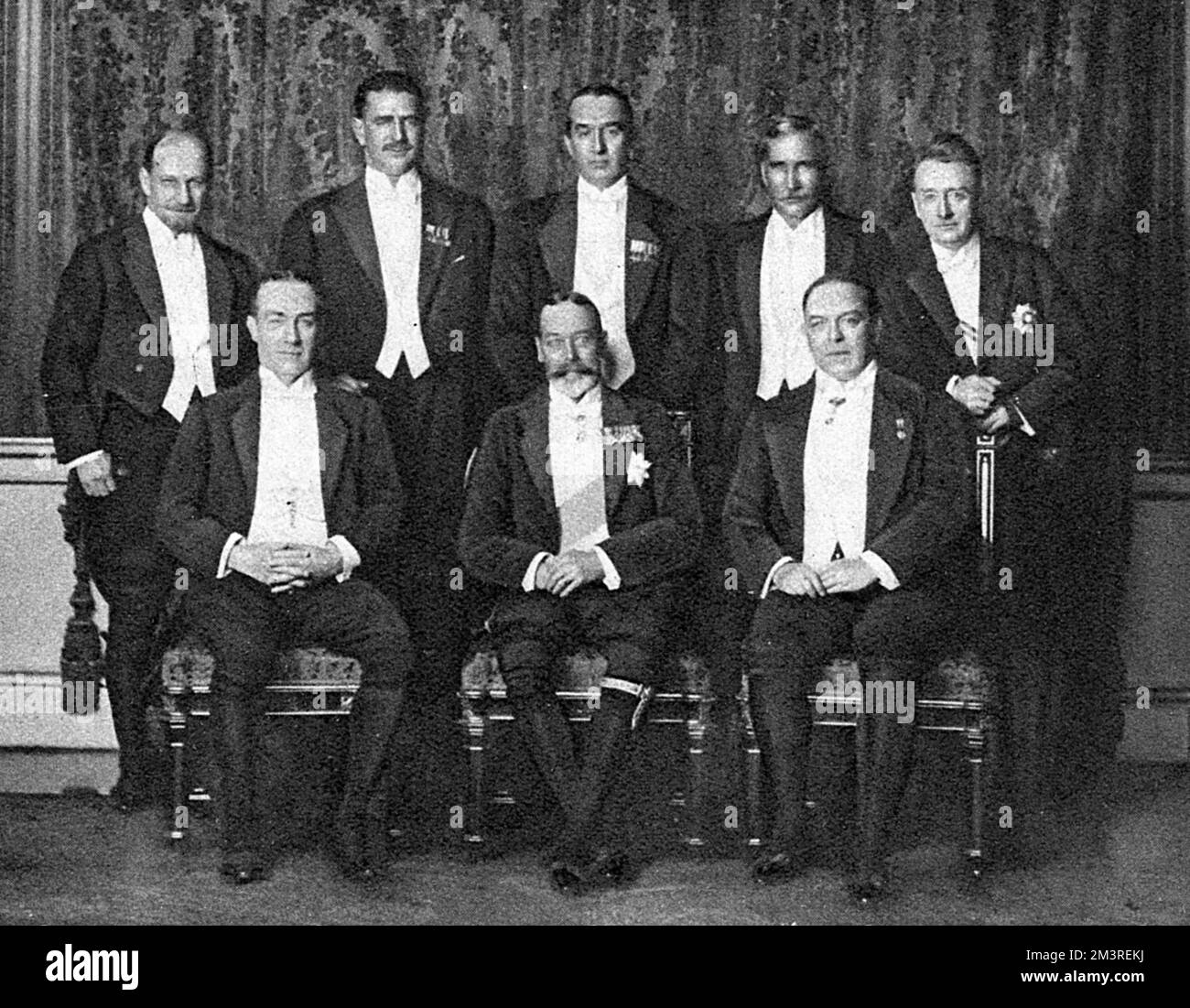 Rey Jorge V con primeros ministros en la Conferencia Imperial de 1926. De izquierda a derecha: W. S. Monroe (Terranova), J. G. Coates (Nueva Zelanda), S. Bruce (Australia), J. B. M. Hertzog (Sudáfrica) y W. T. Cosgrave (Estado Libre Irlandés). Primera fila: Baldwin (Reino Unido), King George V, Mackenzie King (Canadá). Foto de stock