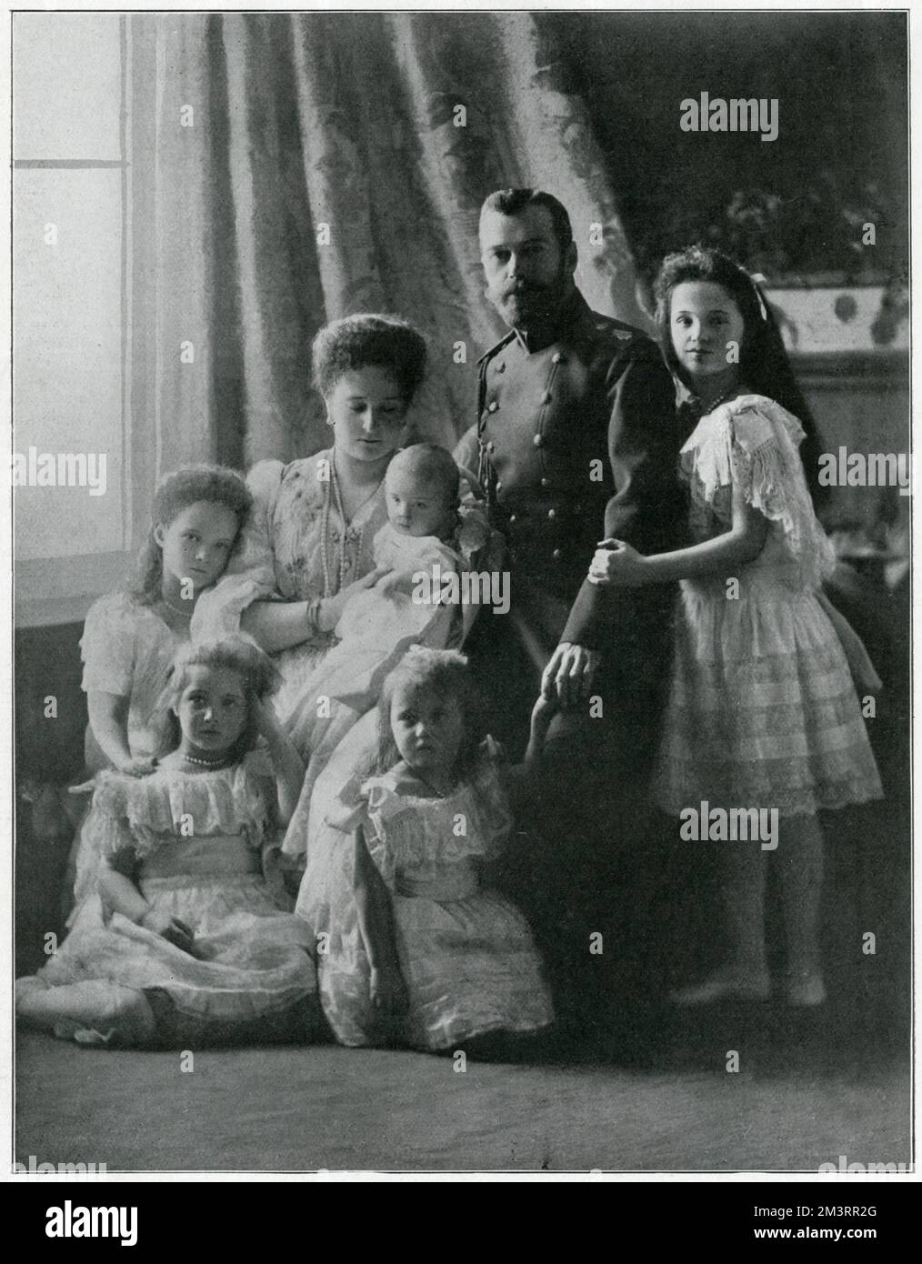 La última fotografía familiar tomada en Tsarskoe Selo, de la Familia Real Rusa en 1905. Fecha: 1905 de febrero Foto de stock