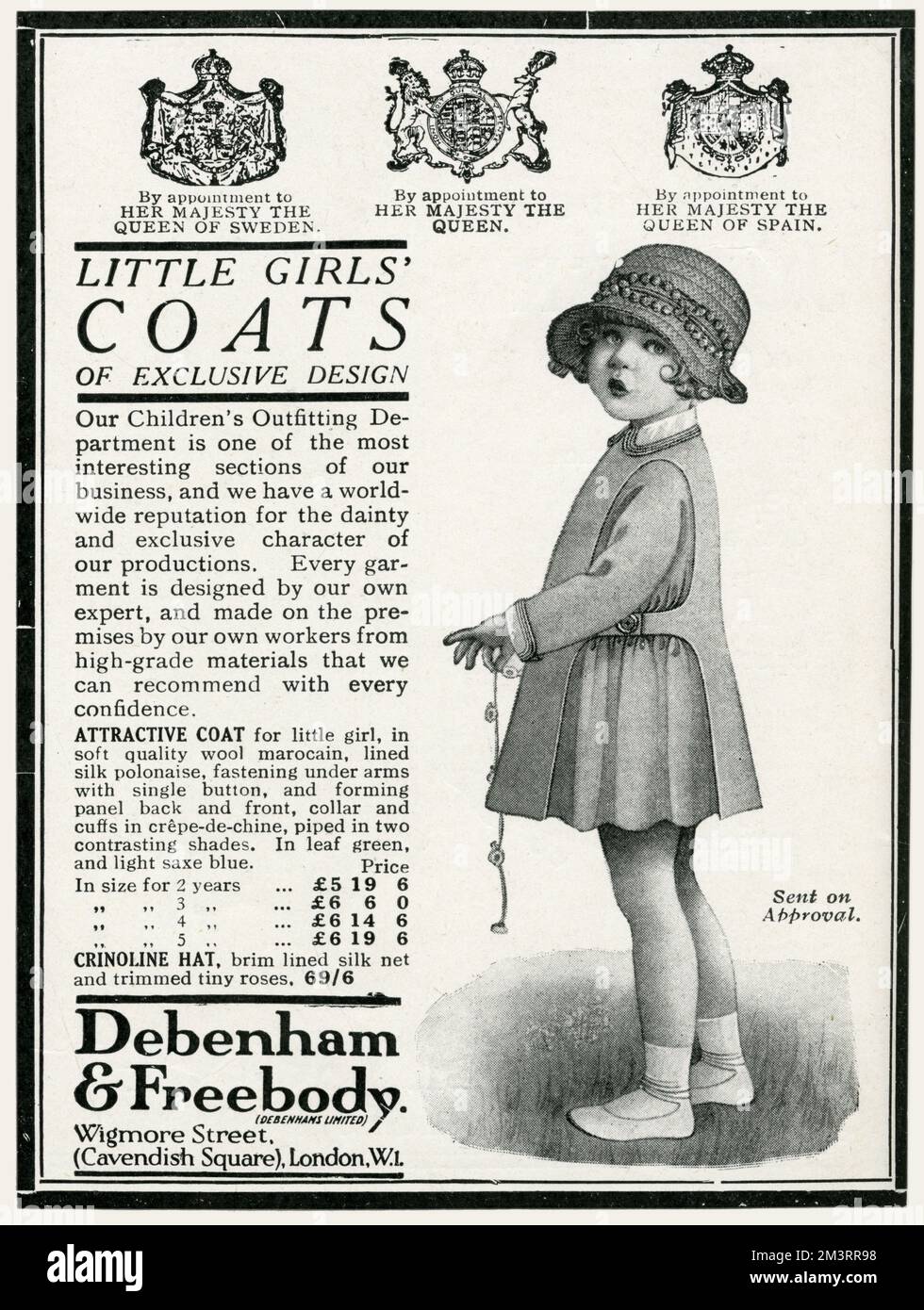 Los diseños exclusivos de los abrigos de la primavera de la niña pequeña,  disponibles en el departamento de outfitting de los niños en ' Debenham  &amp; Freebody ', calle Wigmore. Fecha: 1924