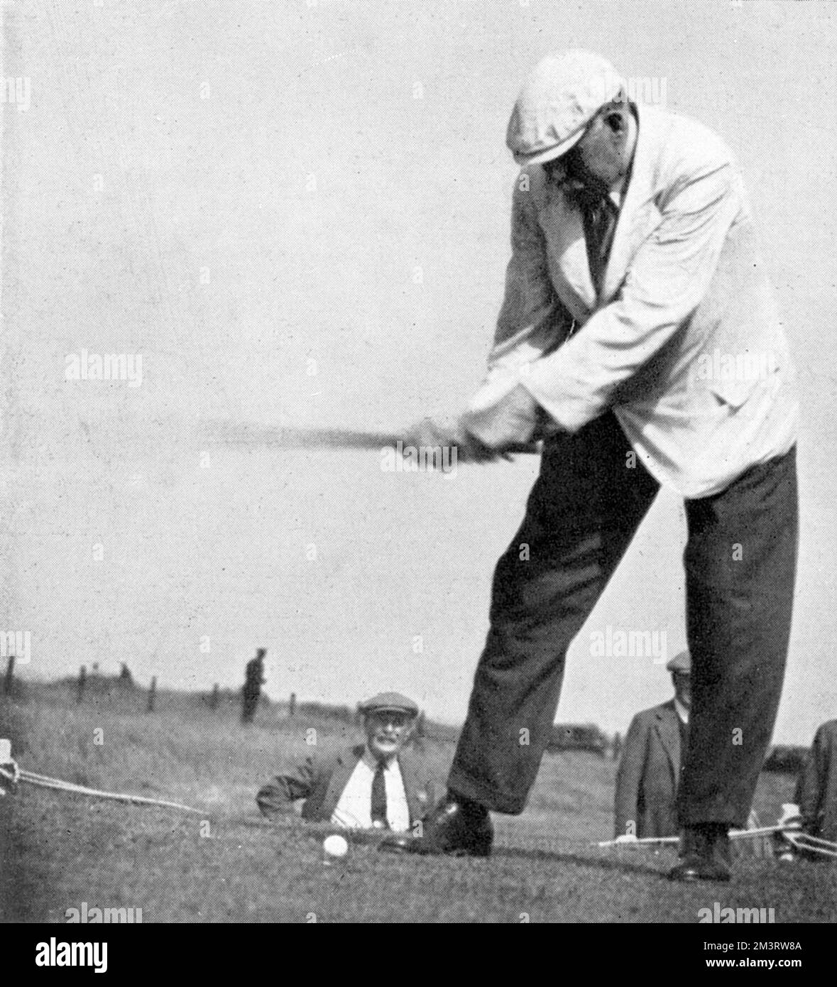 Foto en blanco y negro del golfista James Braid en acción en el Open Championships, en Henry Cotton on Golf. Fecha: 1942 Foto de stock