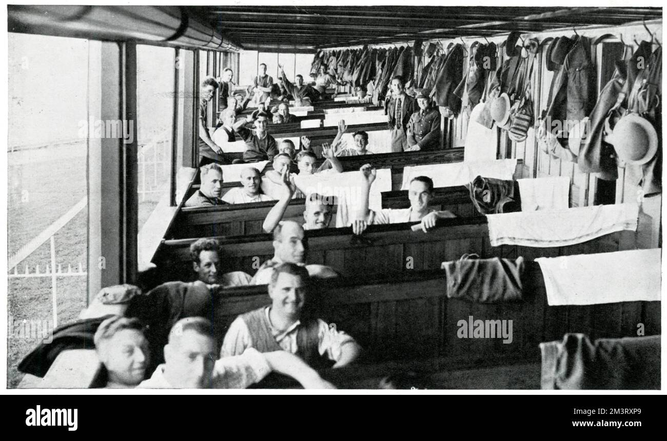 Soldados fotografiados en un curso de carreras no identificado en sus dormitorios temporales en septiembre de 1939. En tiempos de paz, estos asientos estarían reservados para clientes más ricos. Septiembre 1939 Foto de stock