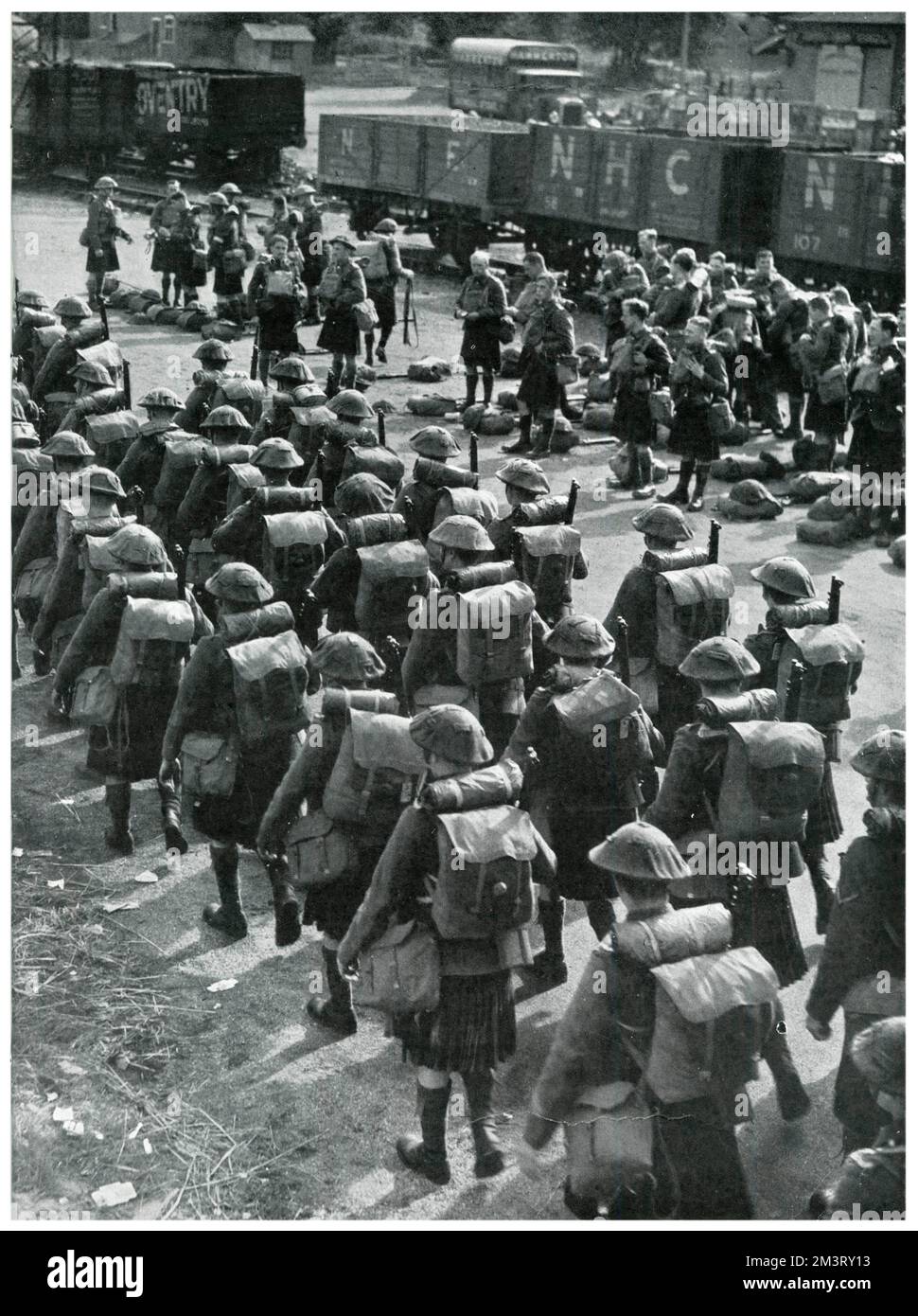 Los soldados escoceses se mostraron alineados y preparando su equipo antes de salir a luchar en Francia, poco después del estallido de la guerra. 1939 Foto de stock