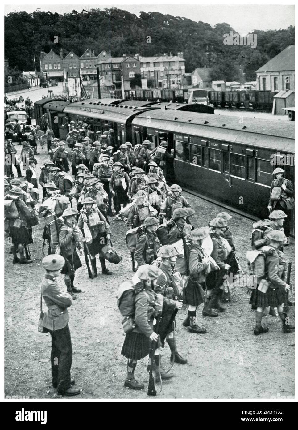 Los regimientos con kilted fotografiaron a bordo de un tren a Francia para luchar contra Alemania poco después del estallido de la guerra, el 1939 de septiembre. La Esfera comenta la contribución de las tropas escocesas en la Primera Guerra Mundial, en particular en Ypres, Loos, Somme, Bapaum, Moeuvres y Gallipoli. 1939 Foto de stock